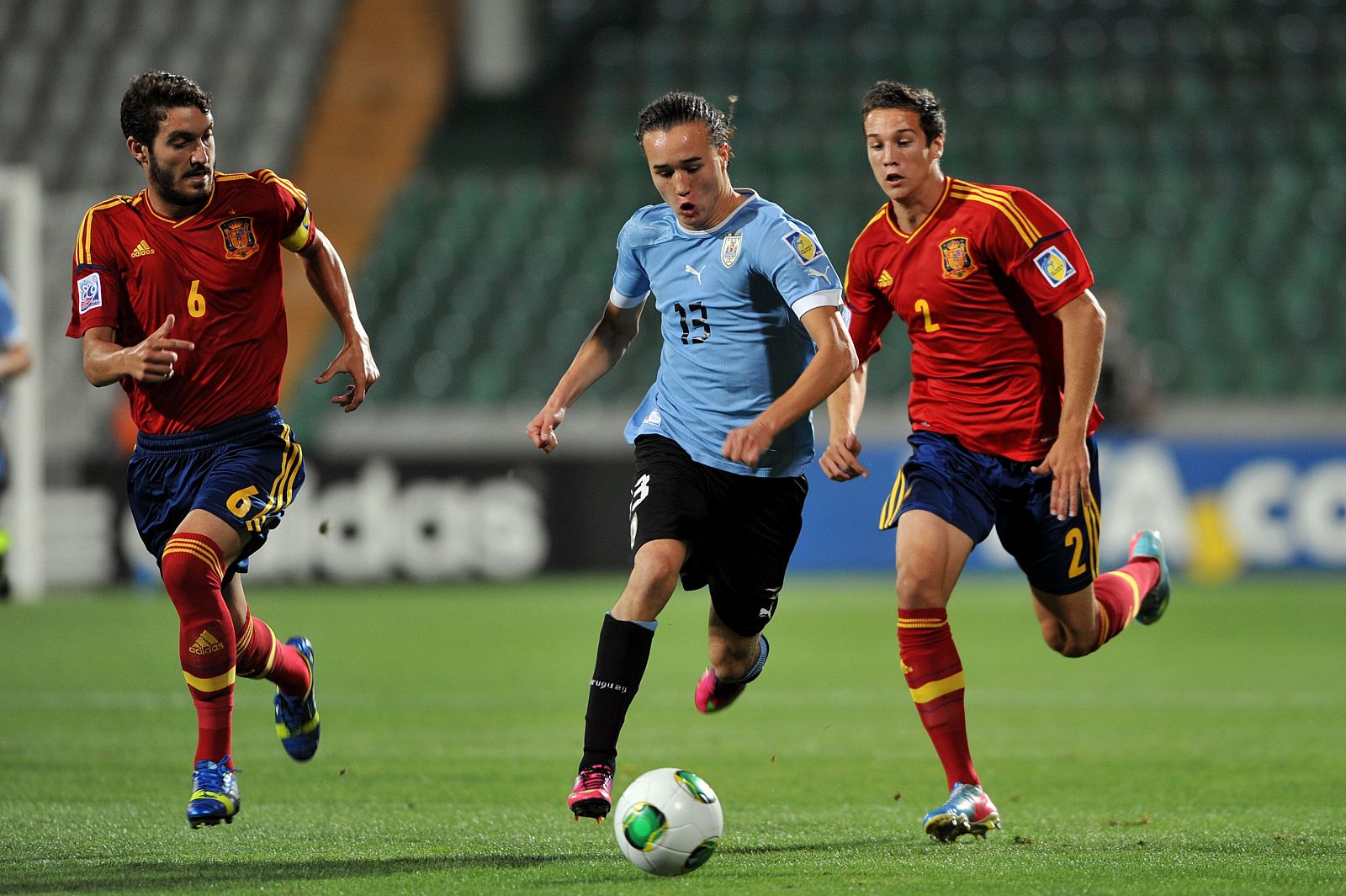 El uruguayo Laxalt, entre los españoles Campaña y Manquillo.