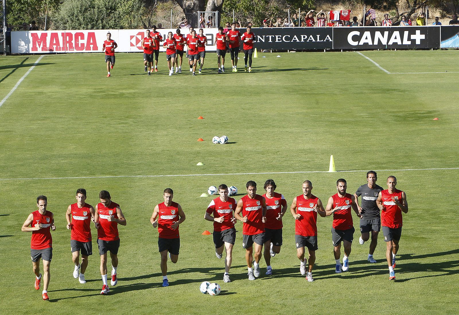 Los jugadores del Atlético de Madrid, durante el entrenamiento de este domingo.