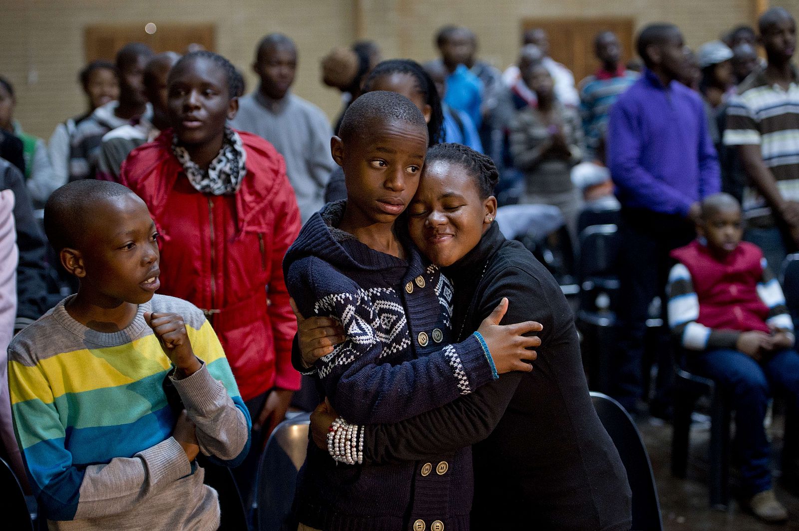 Jóvenes durante el acto de oración por Mandela que ha tenido lugar en Katlehong este domingo.