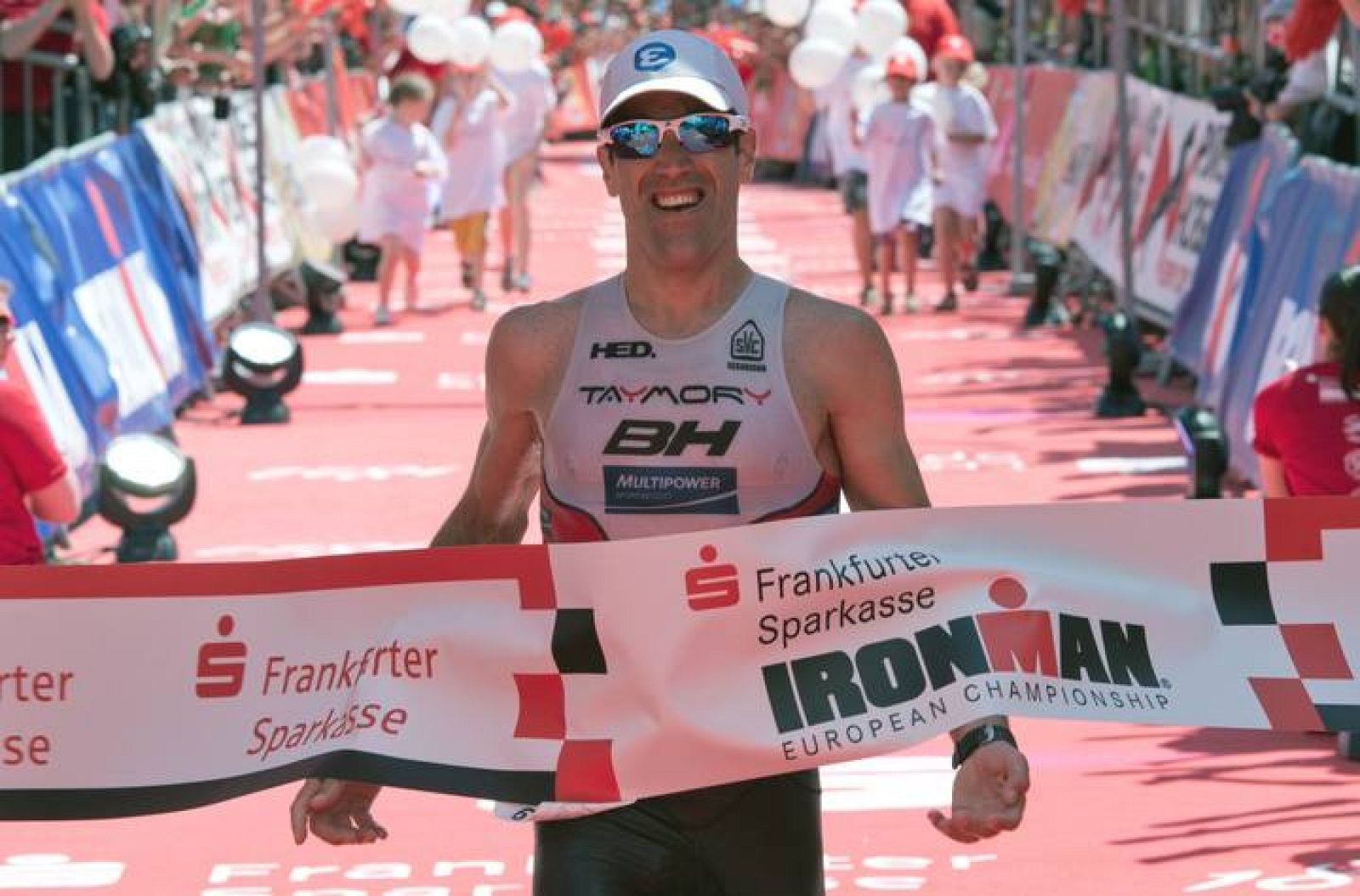 Eneko Llanos cruza la meta del Ironman de Francfort