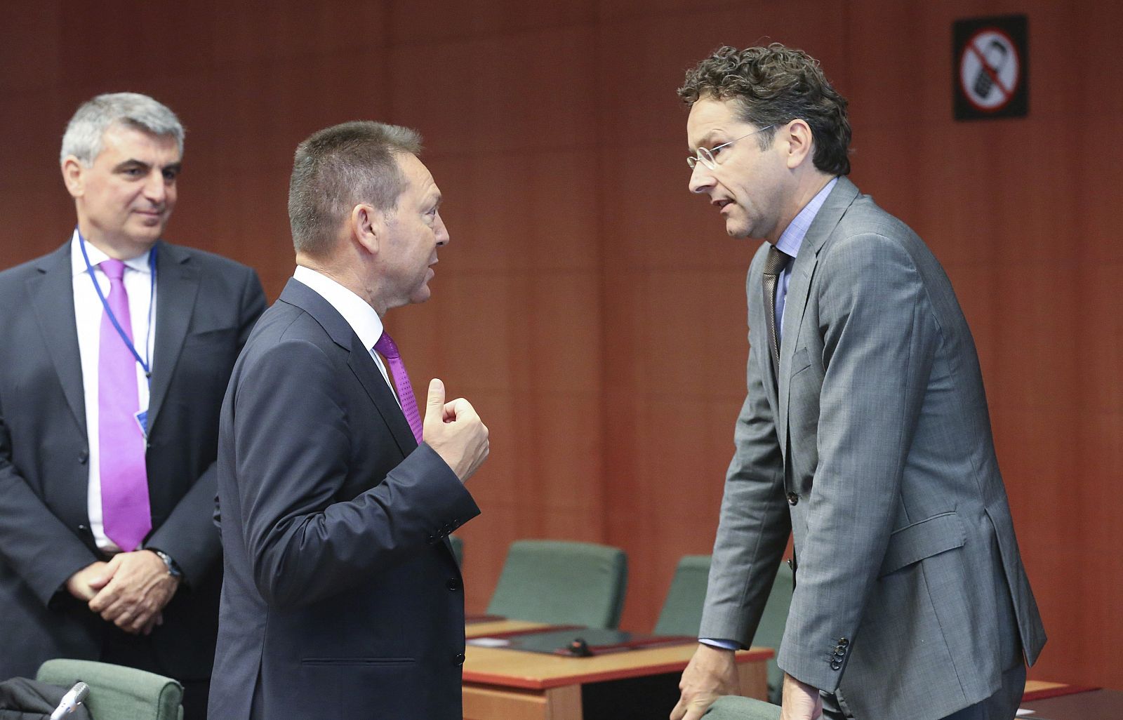 El ministro de Economía holandés y presidente del Eurogrupo, Jeroen Dijsselbloem, conversa con el ministro griego de Finanzas, Yannis Stournaras
