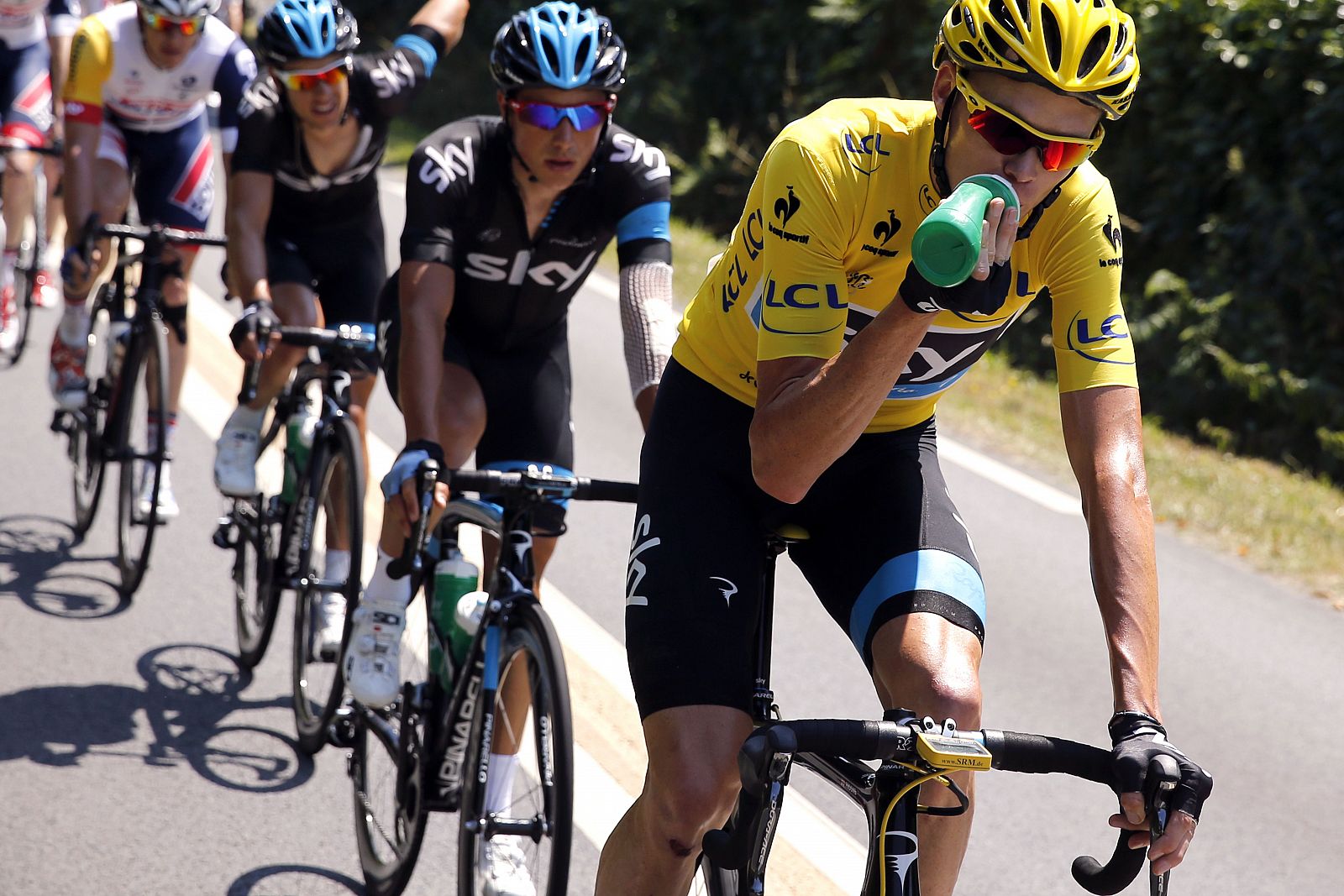 El líder del Tour, Chris Froome, arropado por sus compañeros del Sky