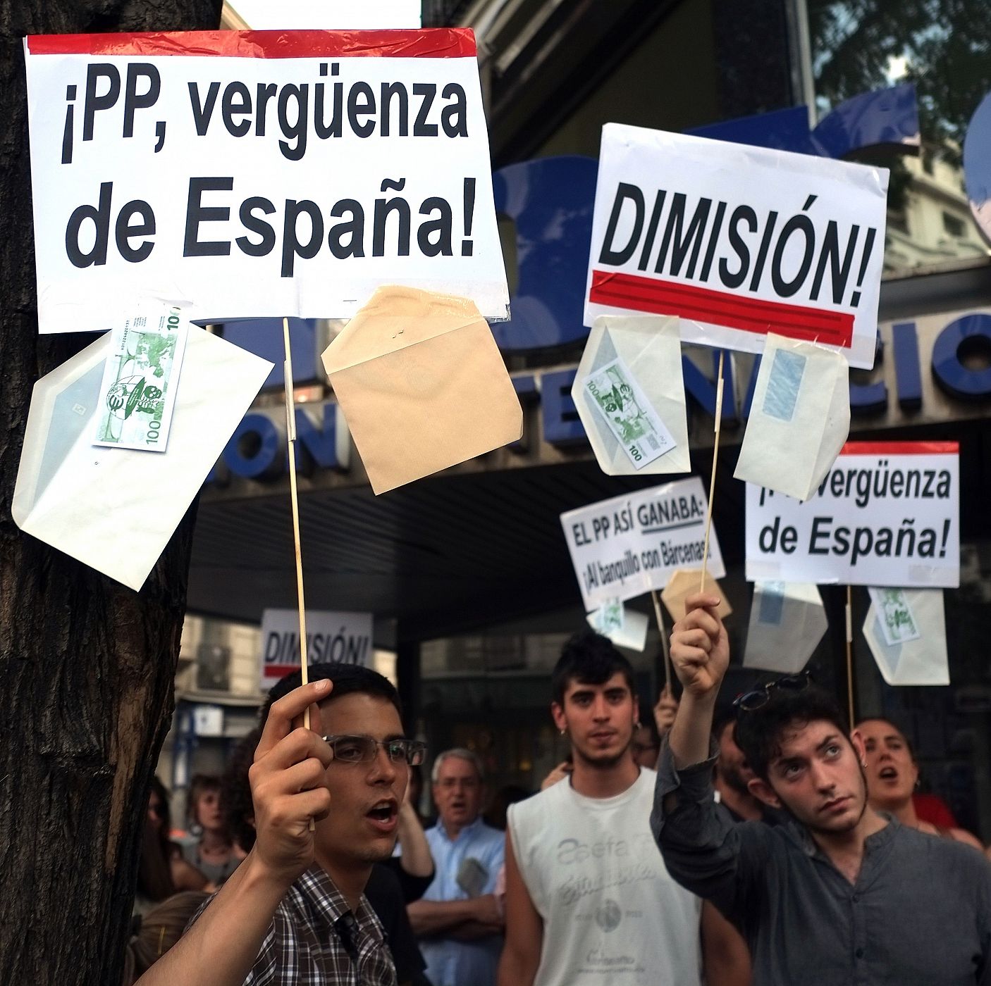 En la sede nacional del PP, unas cien personas han pedido la dimisión del presidente del Gobierno.