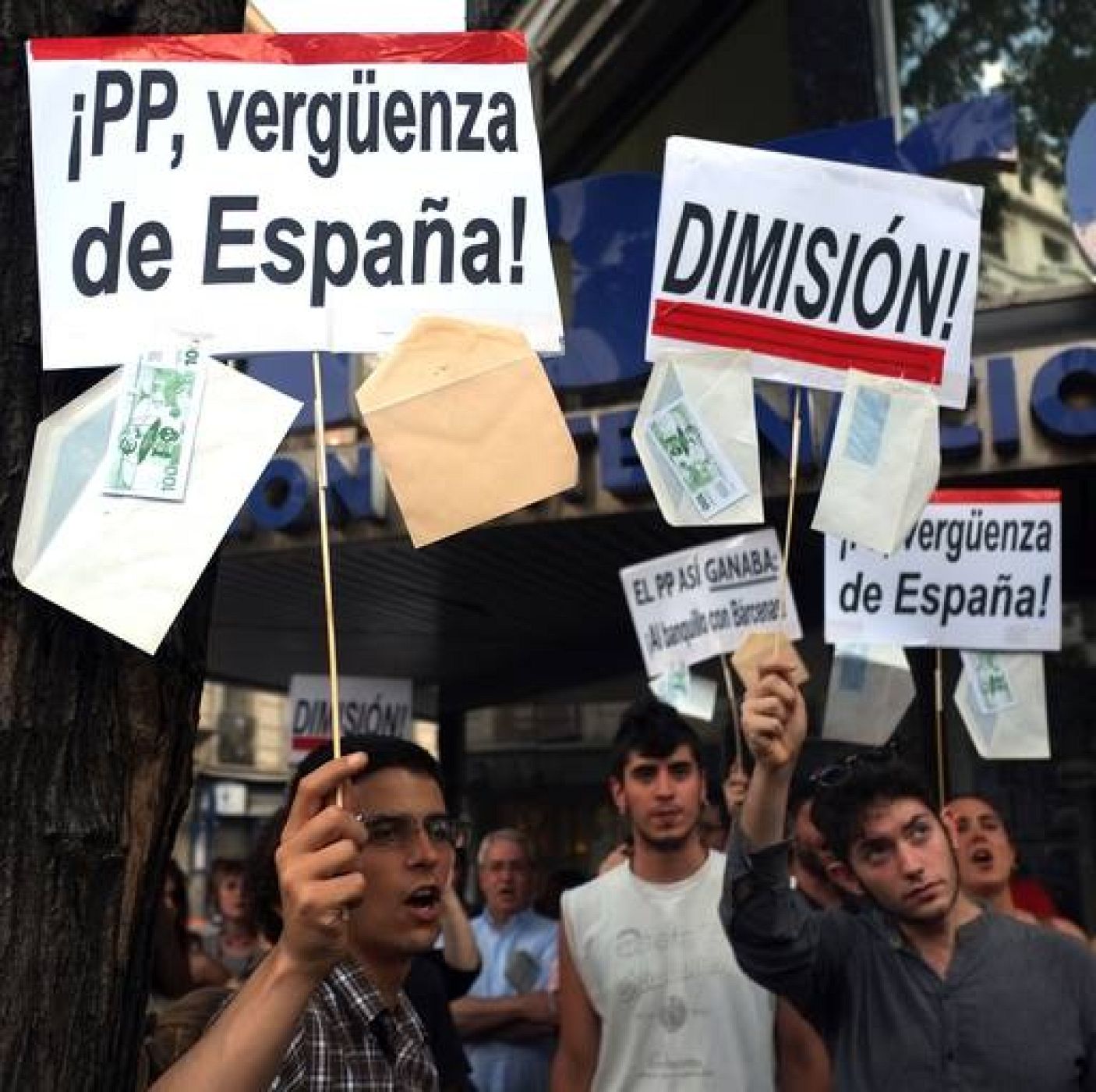 En la sede nacional del PP, unas cien personas han pedido la dimisión del presidente del Gobierno. 