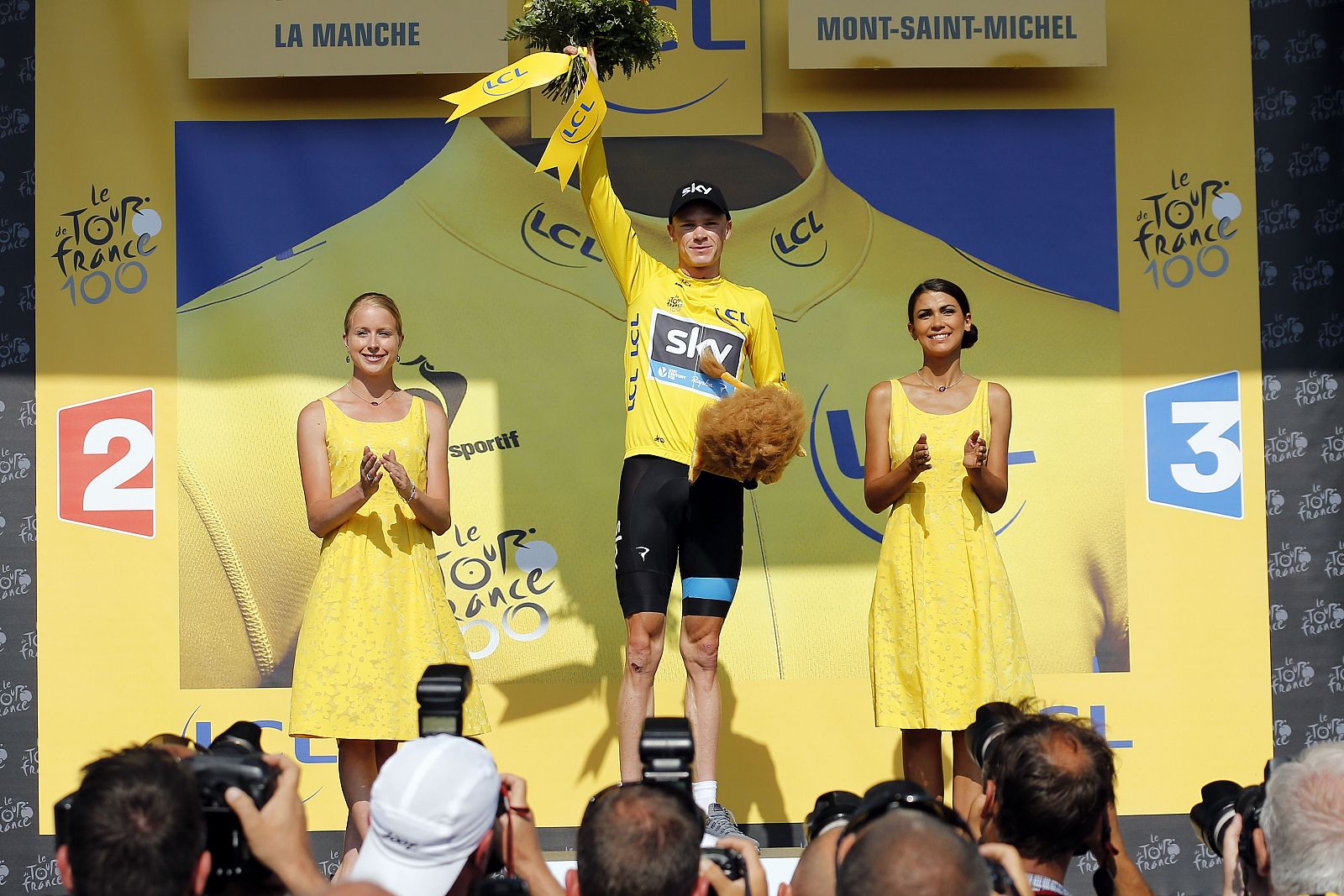 Chris Froome, en el podio con su maillot amarillo