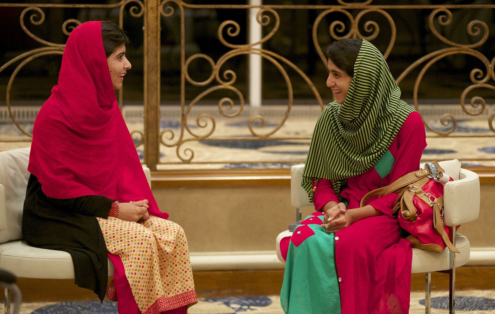 Malala Yousafzai, a la izquierda, conversa con una amiga tras reencontrarse en Birmingham.