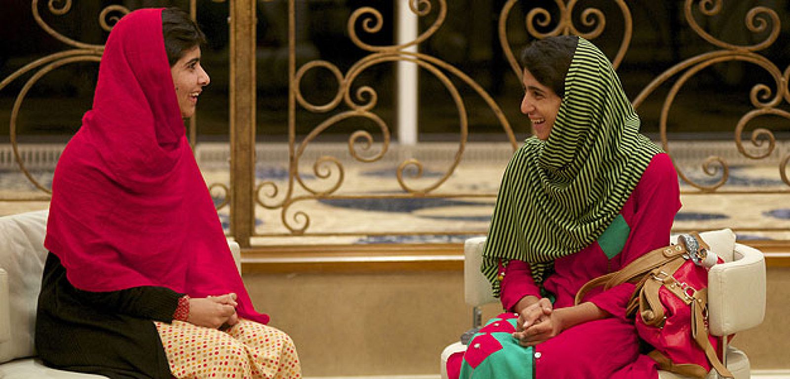 Malala Yousafzai, a la izquierda, conversa con una amiga tras reencontrarse en Birmingham. 