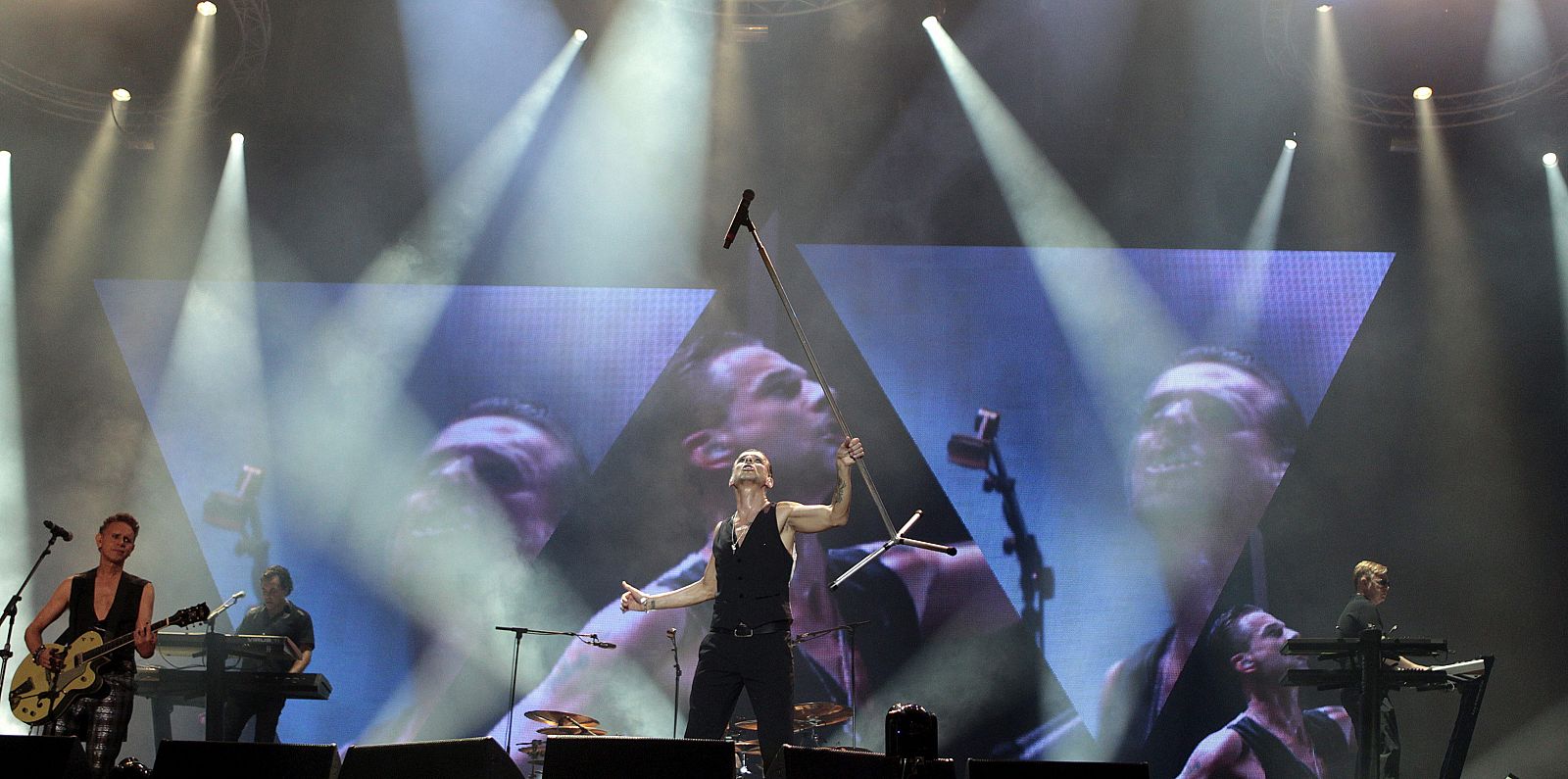 Los integrantes de la banda británica "Depeche Mode", durante el concierto inaugural del Festival Bilbao BBK Live celebrado esta noche en el escenario principal del Monte Kobetamendi.