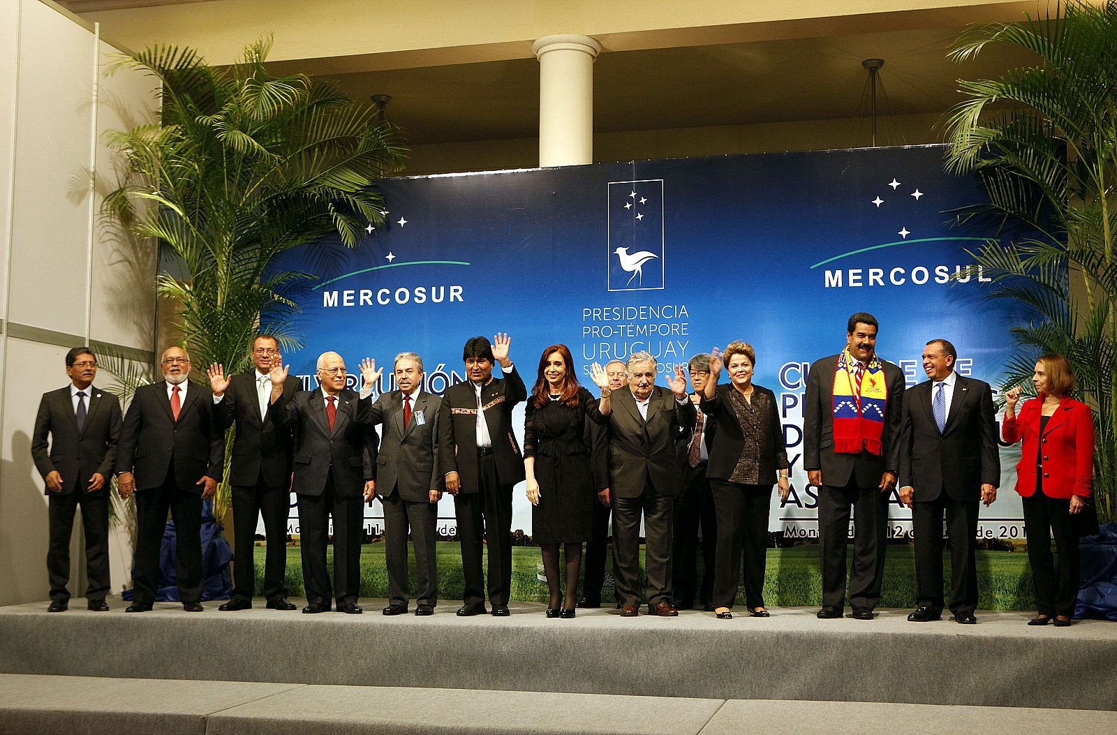 Los presidentes y representantes de los países del Cono Sur posan hoy, viernes 12 de julio de 2013, al inicio de la Cumbre del Mercosur en la sede del organismo en Montevideo (Uruguay)