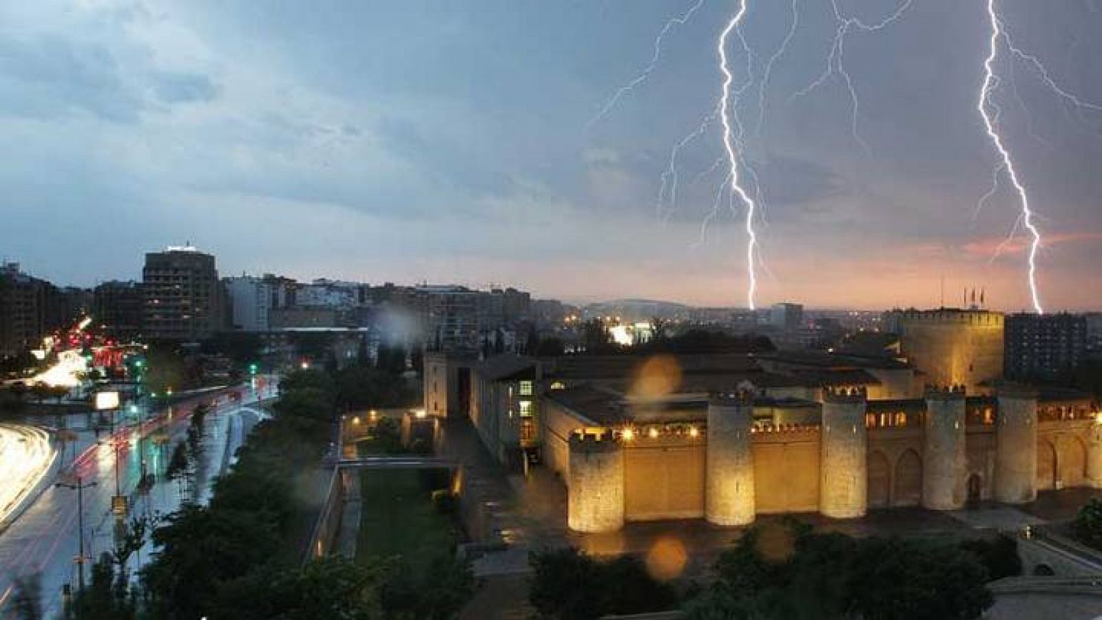 Tormenta sobre el Palacio de la Aljafería (Zaragoza)