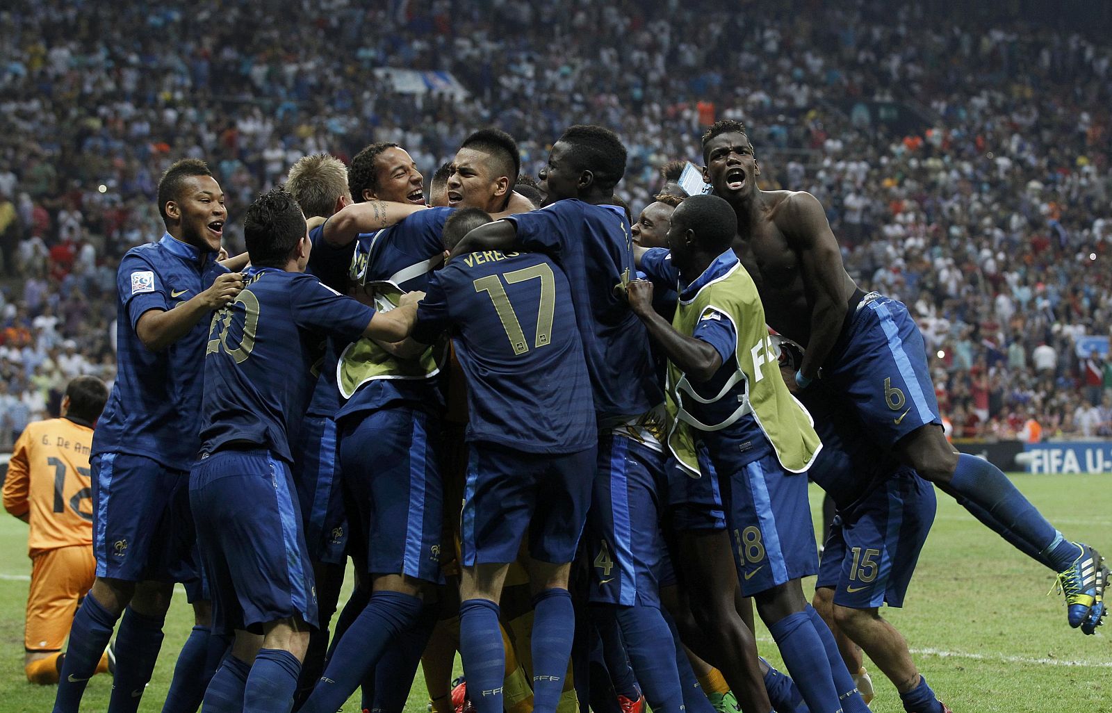 Los franceses celabran su victoria ante la selección uruguaya en el Mundial de Turquía.