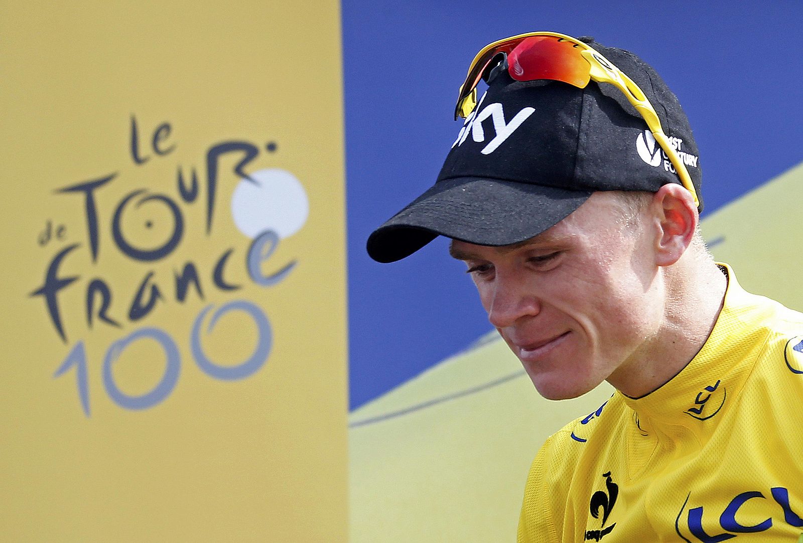 Froome desciende del podio en el Mont Ventoux.