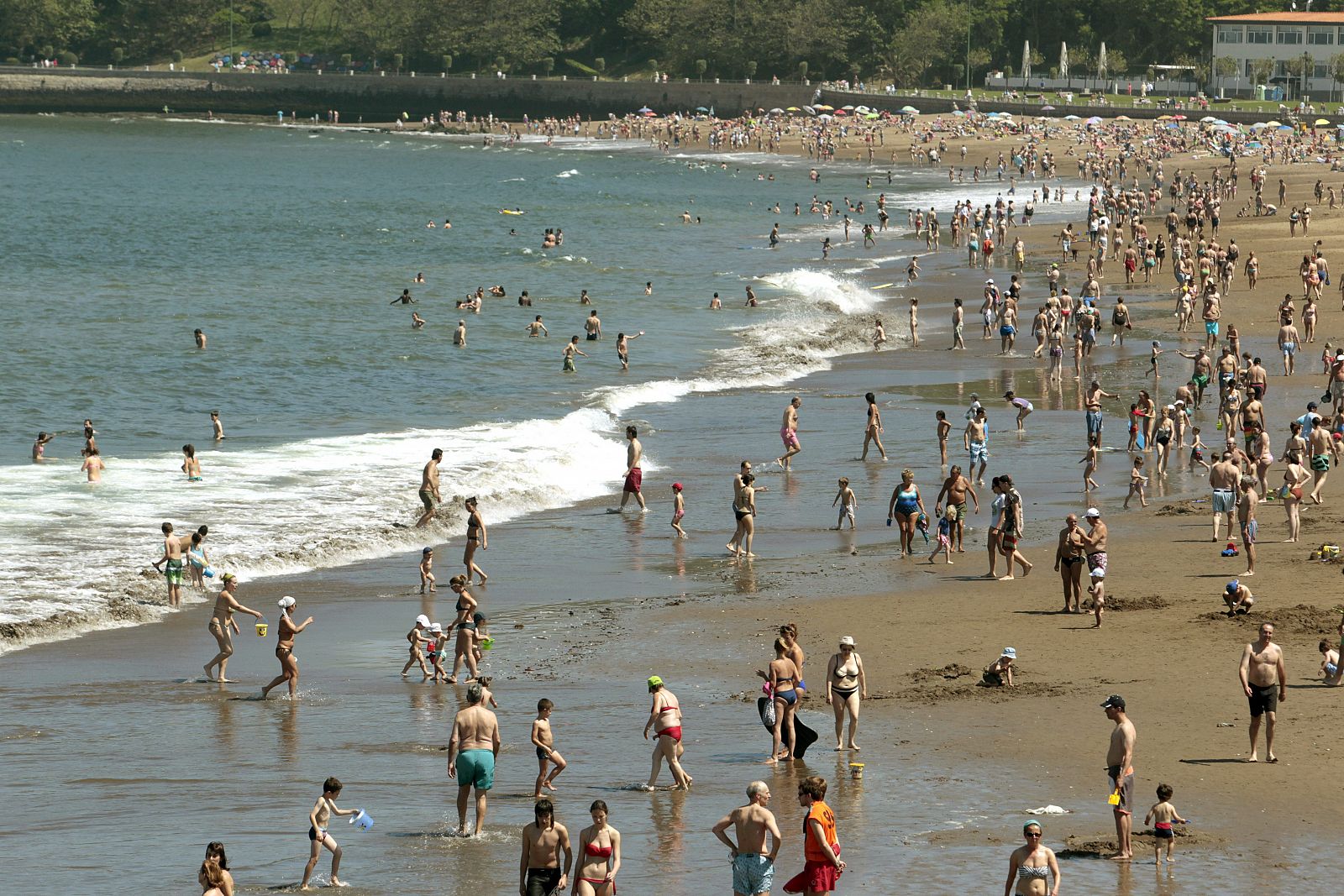 Bañistas en una playa de Getxo en el País Vasco