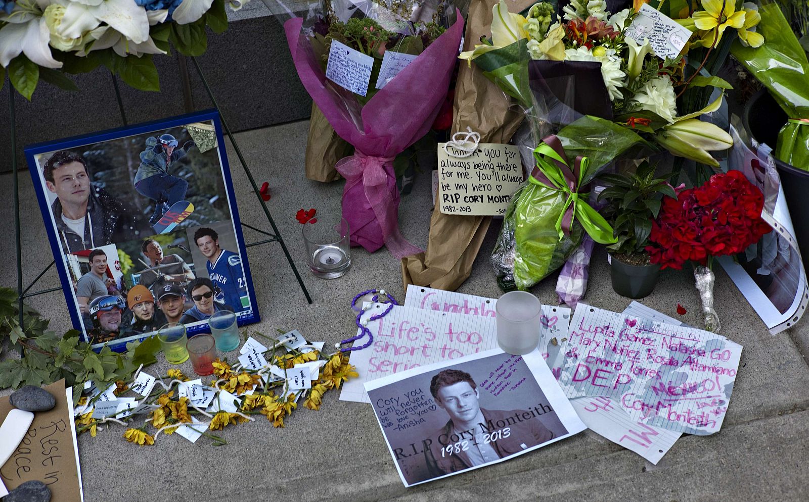 Imagen del memorial instalado a las puertas del hotel donde fue encontrado muerto Monteith, con fotos del actor y ramos de flores de sus fans