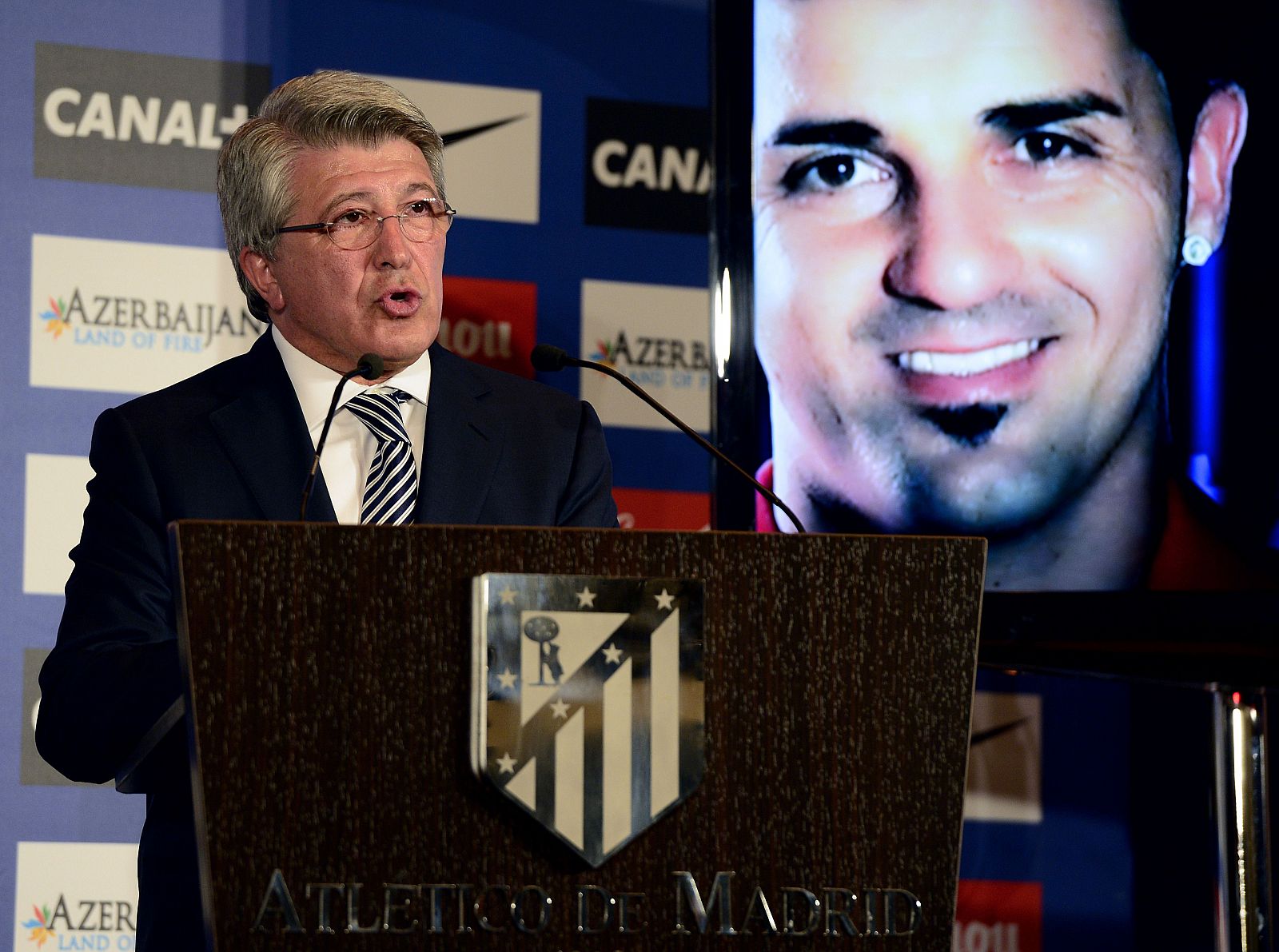 El presidente atlético, Enrique Cerezo, durante la presentación de Villa.