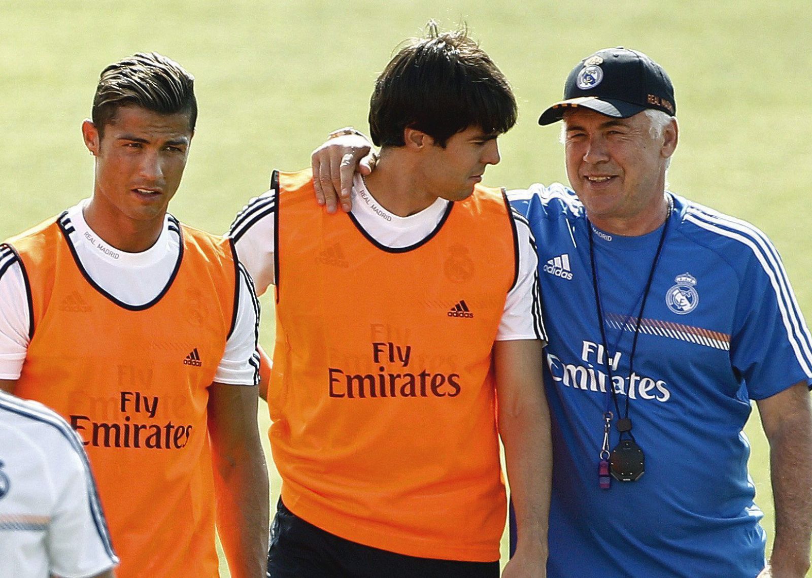 Ancelotti junto los jugadores Kaká y Cristiano Ronaldo durante el primer entrenamiento de la temporada.