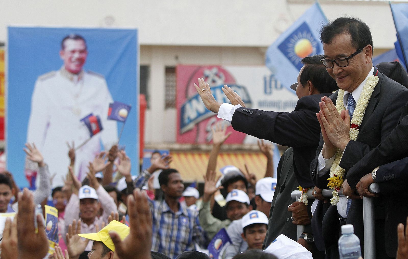 Sam Rainsy, en su regreso a Camboya.