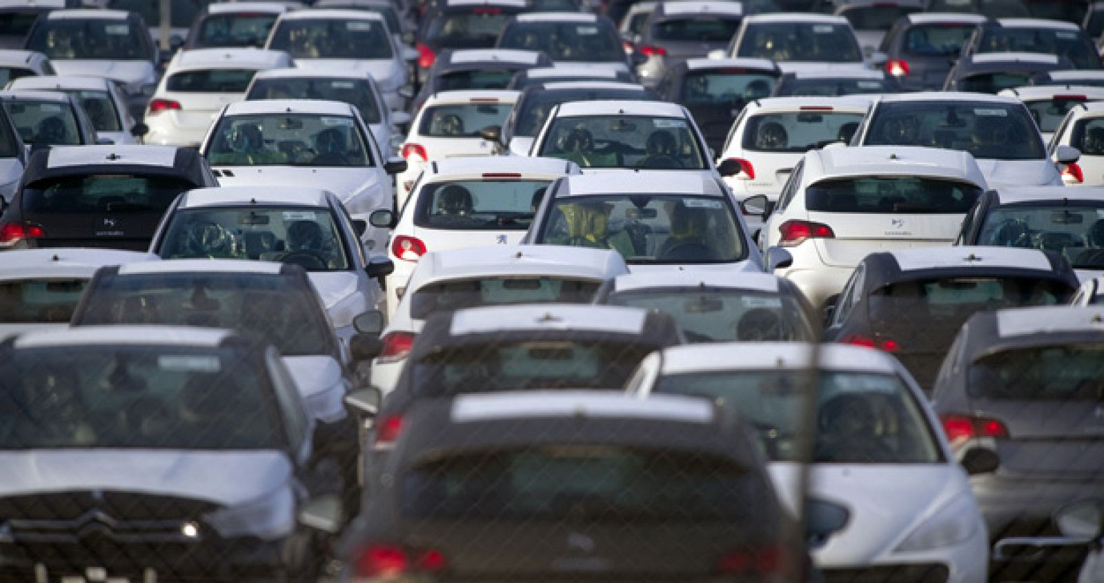 Varios coches estacionados en un aparcamiento