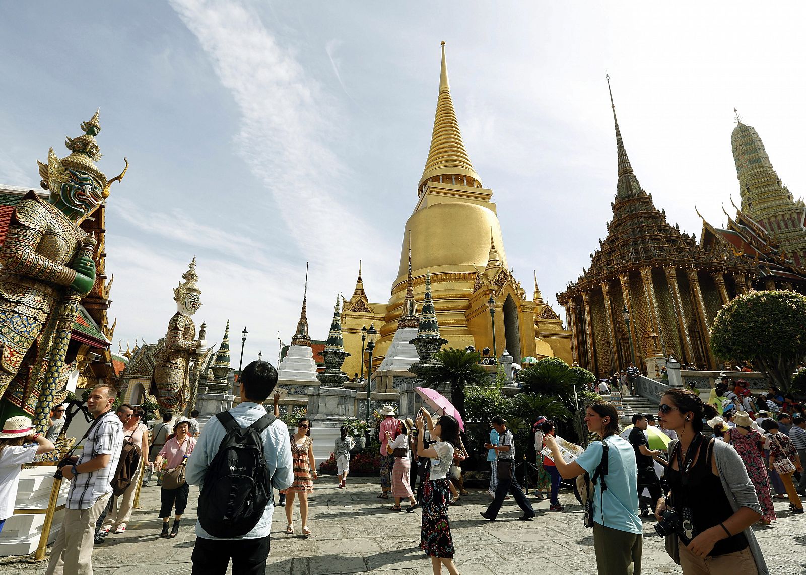 Un grupo de turistas visitan el Templo del Buda Esmeralda, dentro del Gran Palacio de Bangkok (Tailandia)