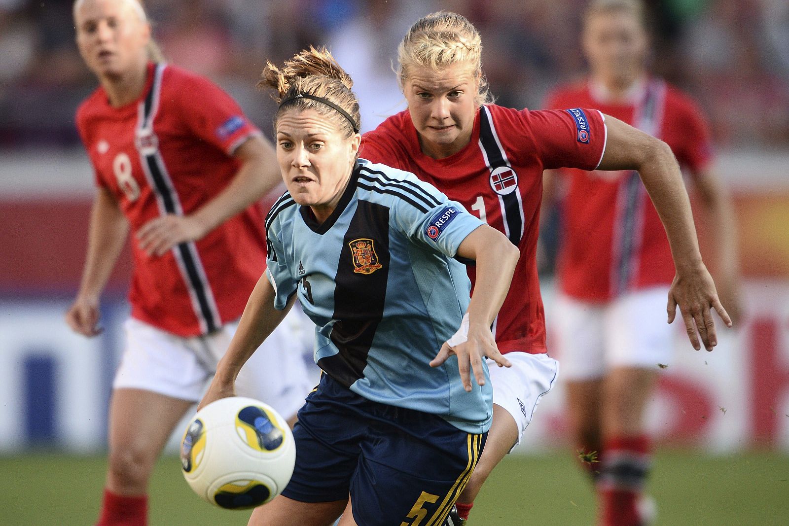 La futbolista española Ruth García pelea un balón con la noruega Ada Hegerberg.