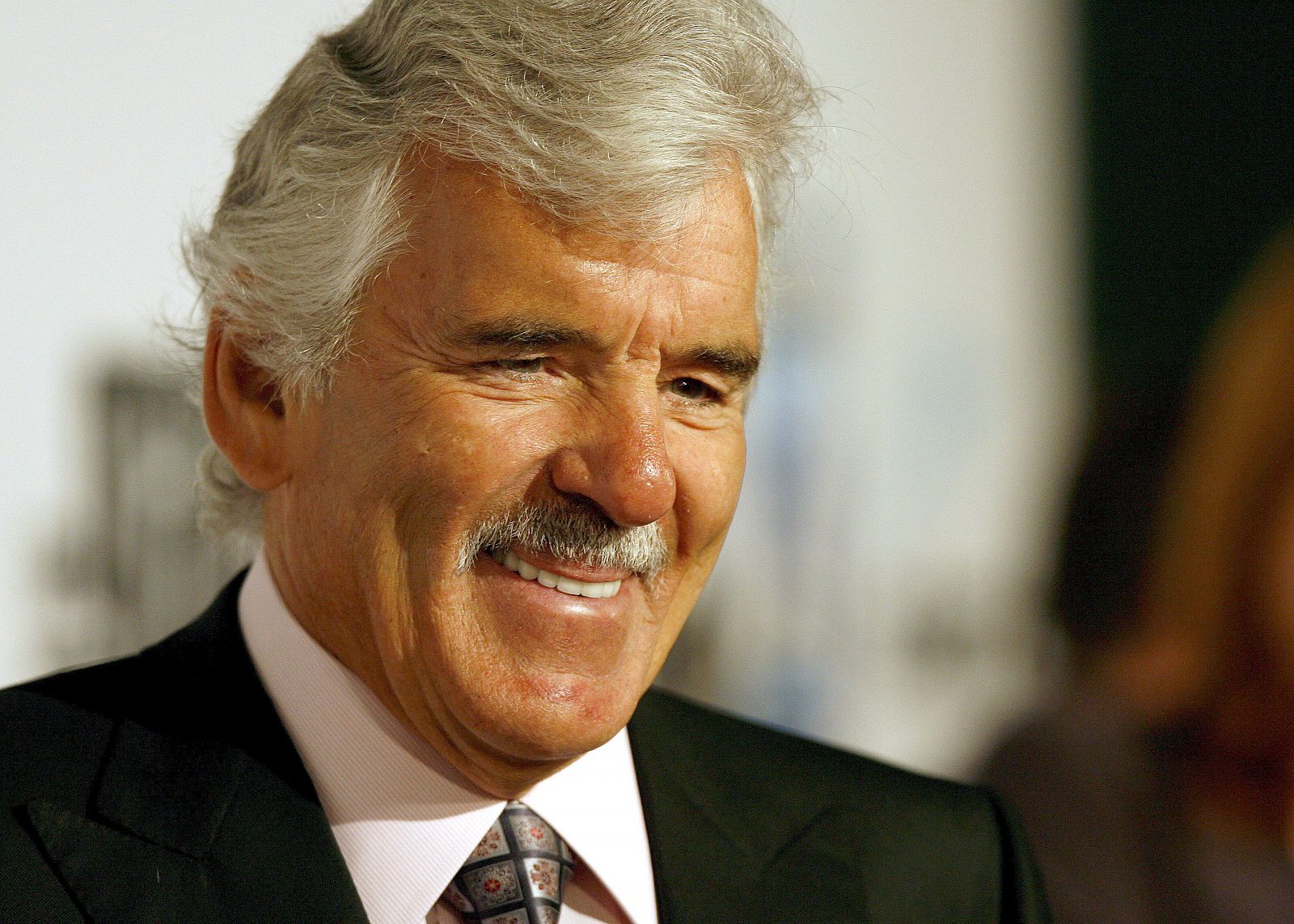 Fotografía de archivo del 6 de marzo de 2008 del actor italo-estadounidense Dennis Farina durante el estreno de la película "The Grand" en Los Ángeles, California.