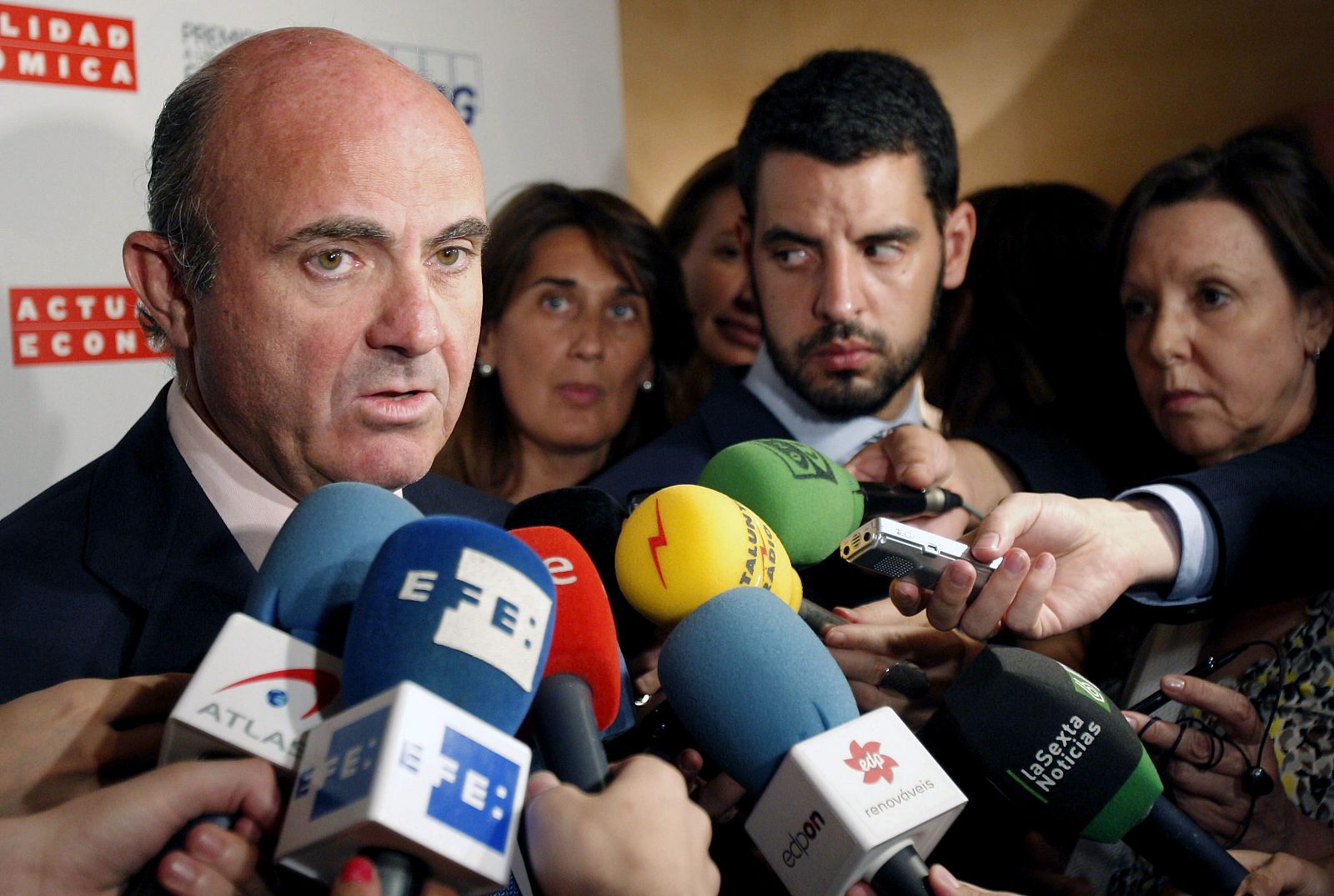 El ministro de Economía y Competitividad, Luis de Guindos, atiende a los medios antes de presidir la entrega de los Premios "100 mejores financieros"