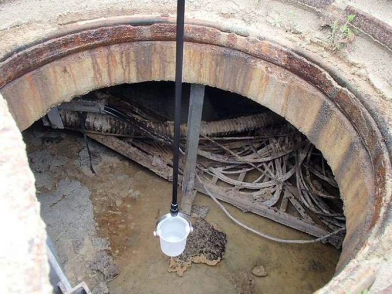 Imagen de la extracción de agua contaminada de un pozo en la planta nuclear de Fukushima