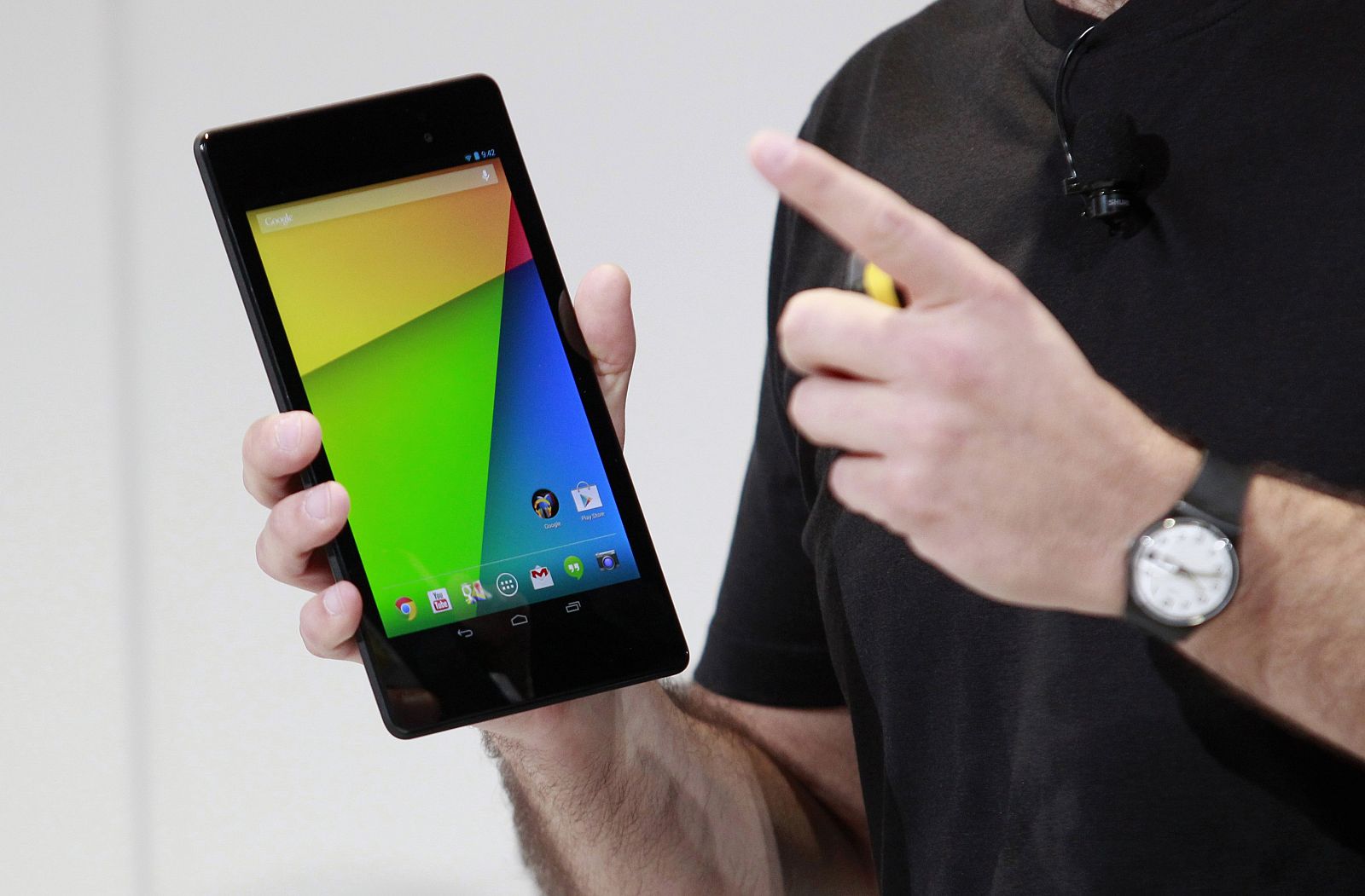 El director de producto de Android, Hugo Barra, muestra la nueva Nexus 7 de Google.