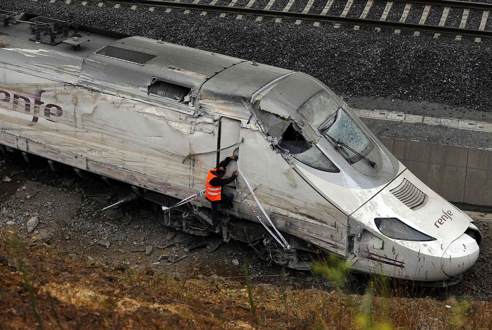 Un agente inspecciona la cabina del tren accidentado en Santiago de Compostela.