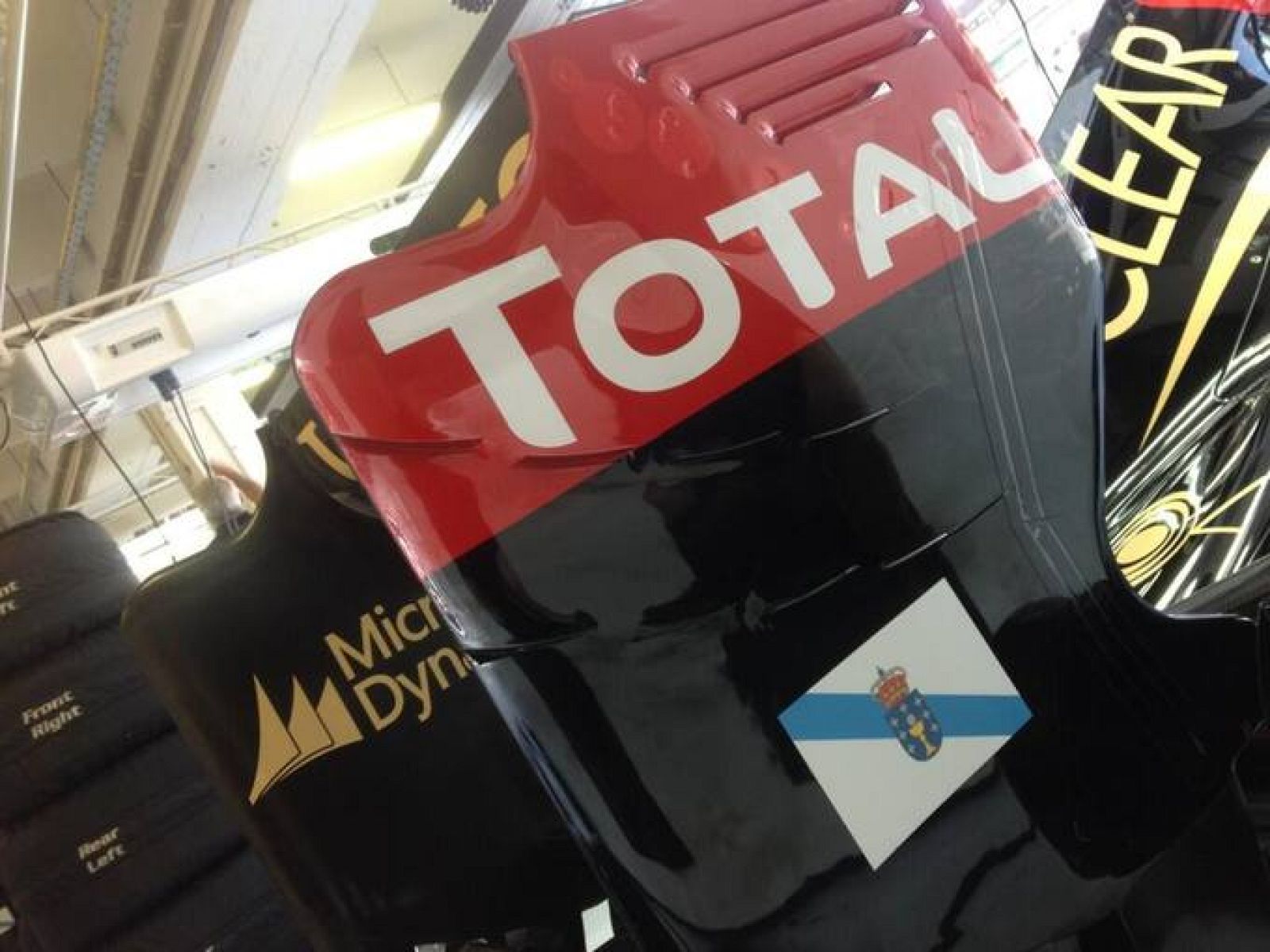 Los coches de la escudería Lotus lucen ya la bandera de Galicia en Hungaroring