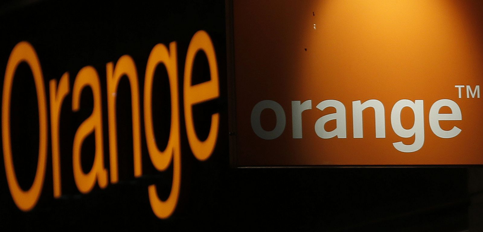 El logo de Orange en la fachada de una tienda en París