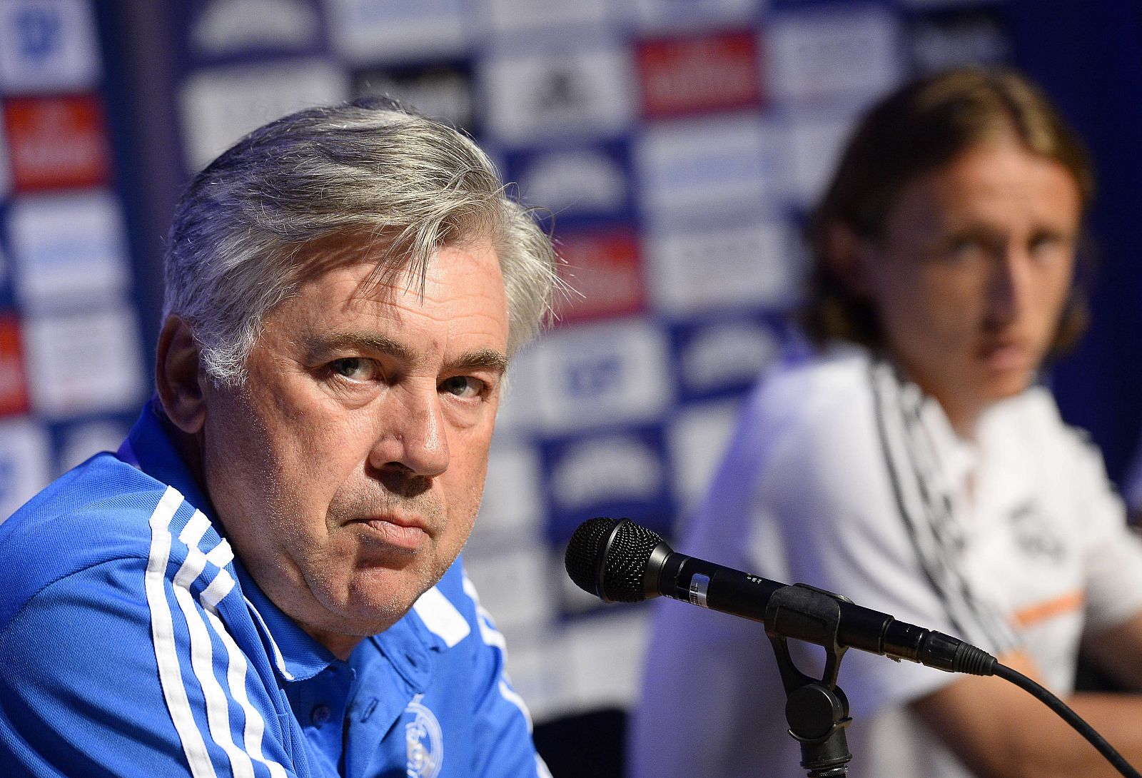 El entrenador del Real Madrid, Carlo Ancelotti, en rueda de prensa junto a Luka Modric