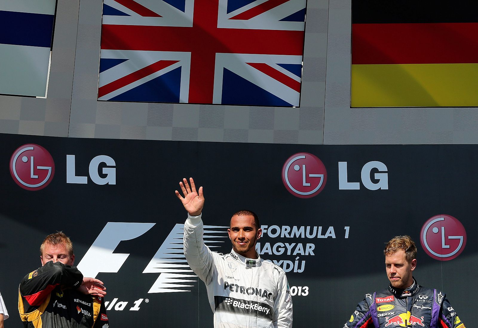 El británico Lewis Hamilton, en el centro, celebra su victoria en Hungría