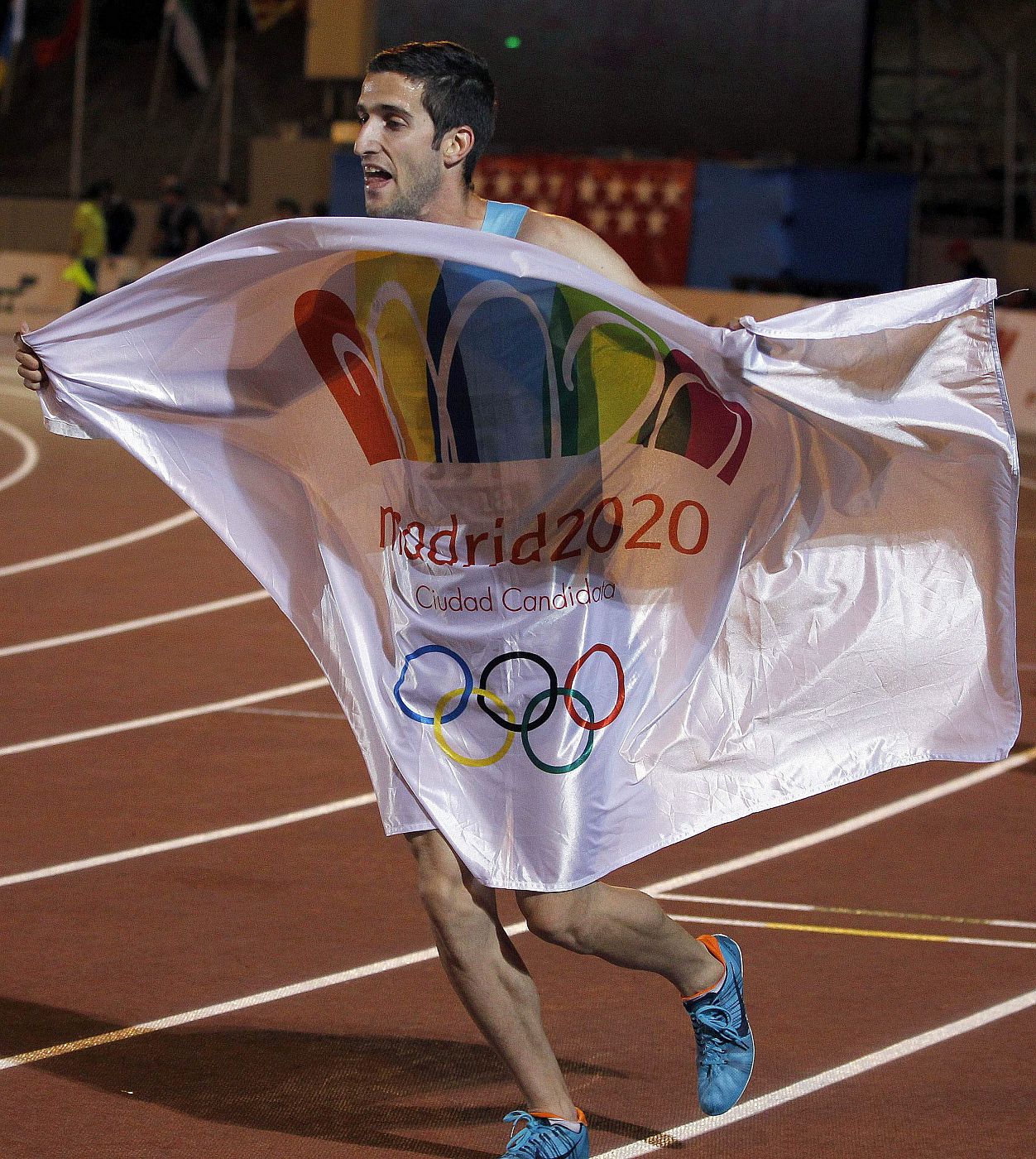 El atleta David Bustos celebra la victoria en la final de los 1500 metros