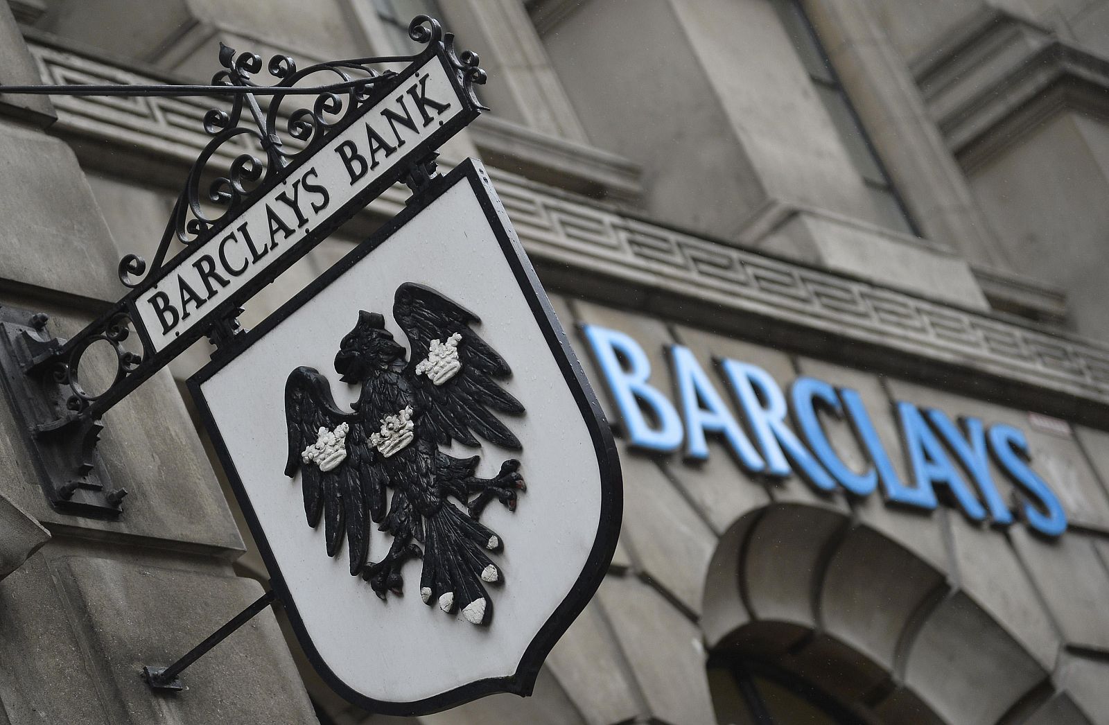 El logo de Barclays en una sucursal de la la entidad en Londres
