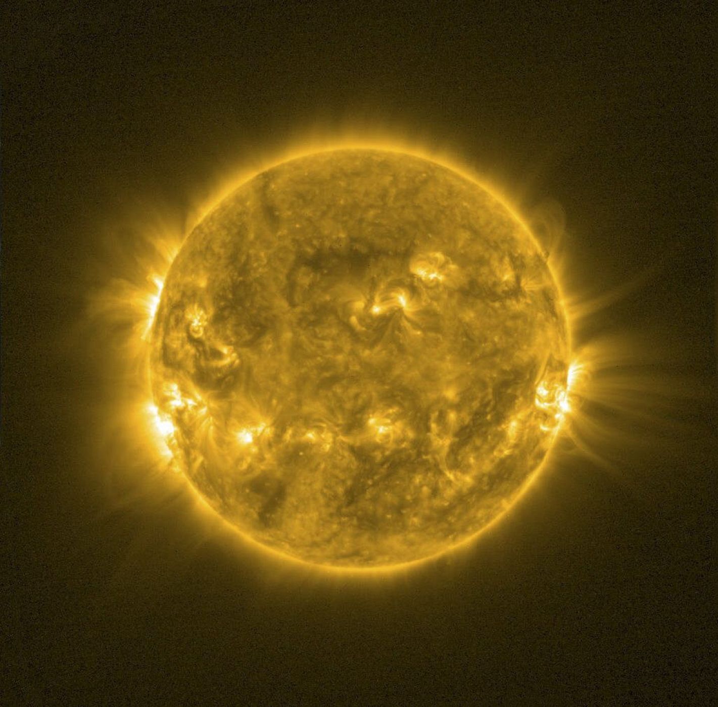 Fotografía facilitada por la Agencia Espacial Europea (ESA), de la corona solar, una de las más recientes imágenes captadas por el satélite Proba-2.