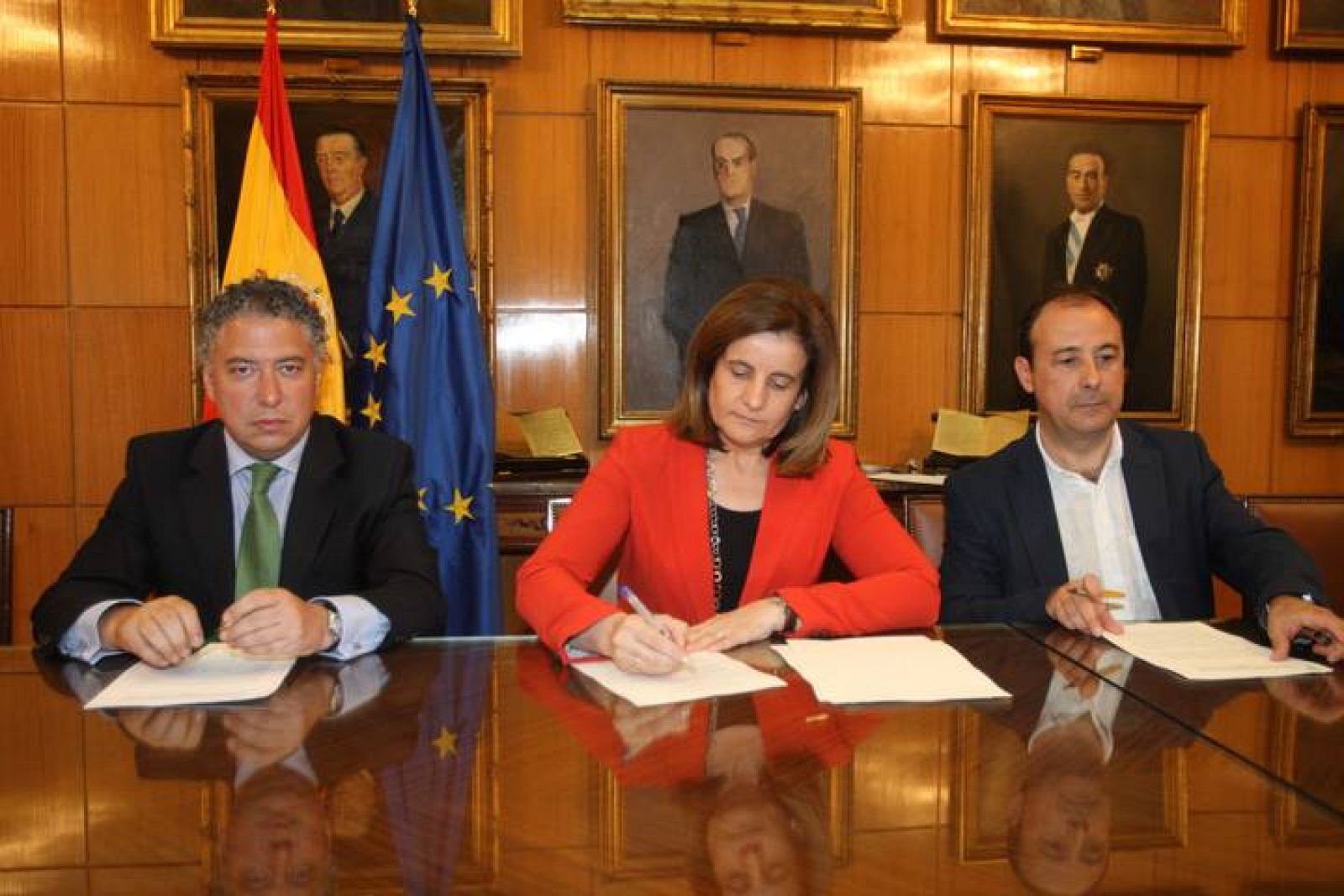 El secretario de Estado de la Seguridad Social, Tomás Burgos, la ministra de Empleo, Fátima Báñez, y el secretario confederal de Protección Social y Políticas Públicas de CC.OO., Carlos Bravo