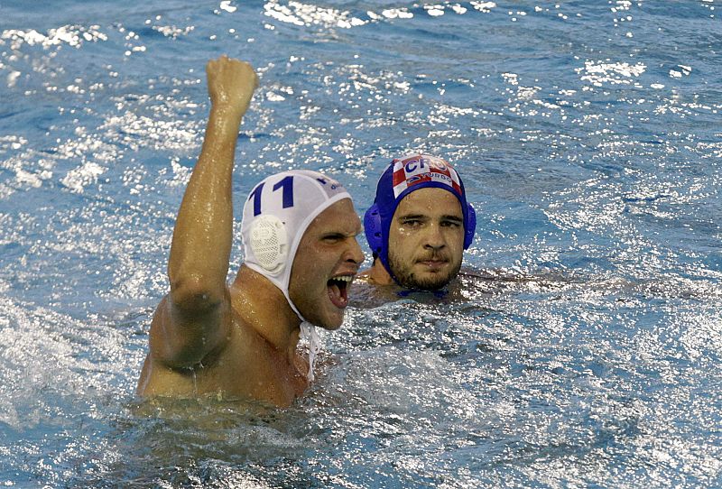 El waterpolista húngaro Kristizan Bedo celebra un gol ante Croacia.