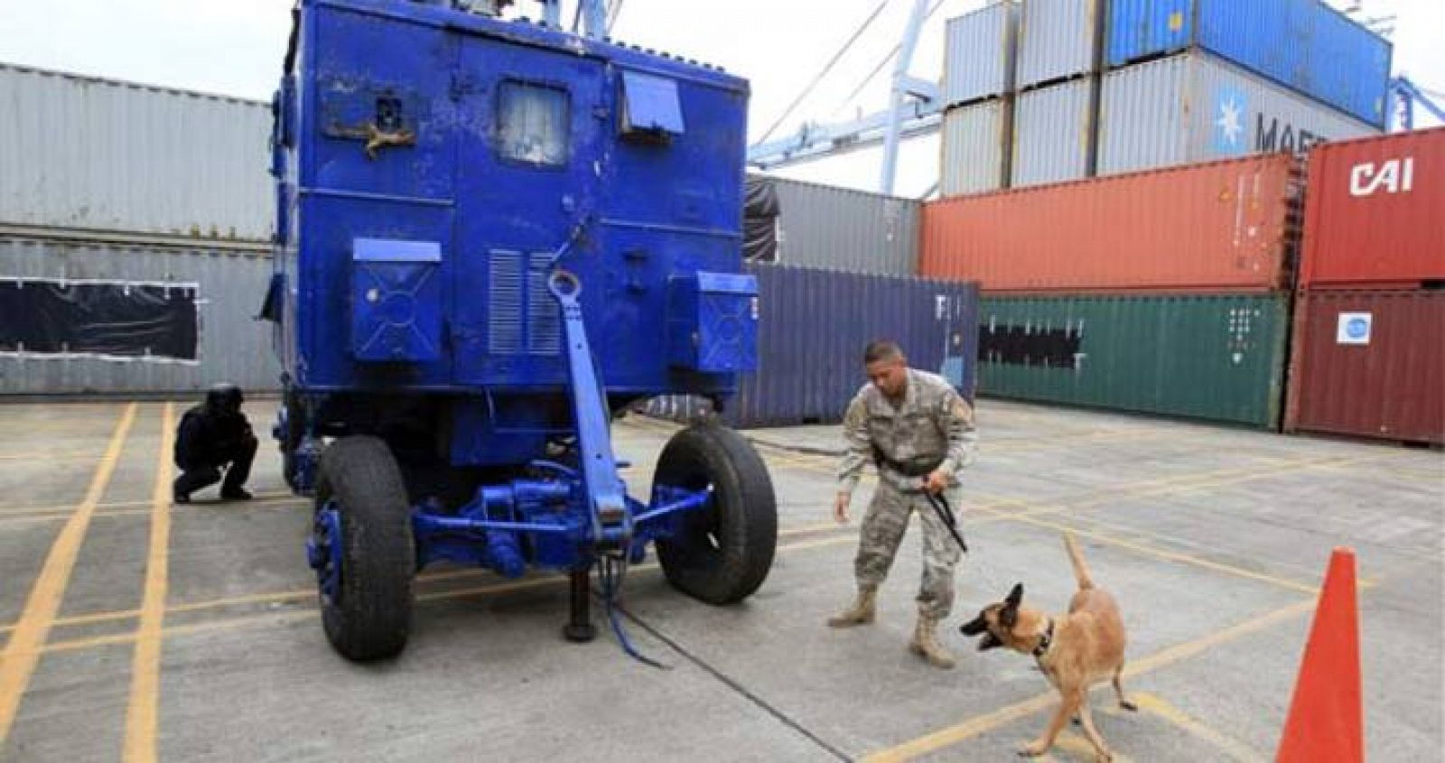 Un grupo de vehículos de uso militar para el lanzamiento de misiles ha sido presentado por las autoridades panameñas, donde también hallaron explosivos y municiones en el buque norcoreano retenido en julio