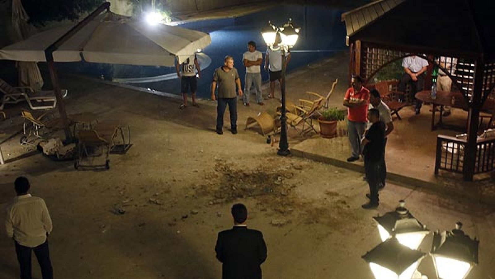 Imagen de uno del lugar en el que ha caído uno de los obuses disparado contra el palacio del presidente libanés, en Beirut