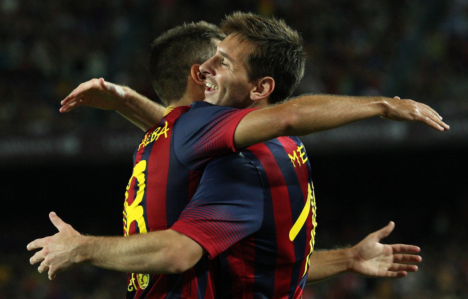Messi se abraza con Jordi Alba tras anotar su primer gol en el partido.