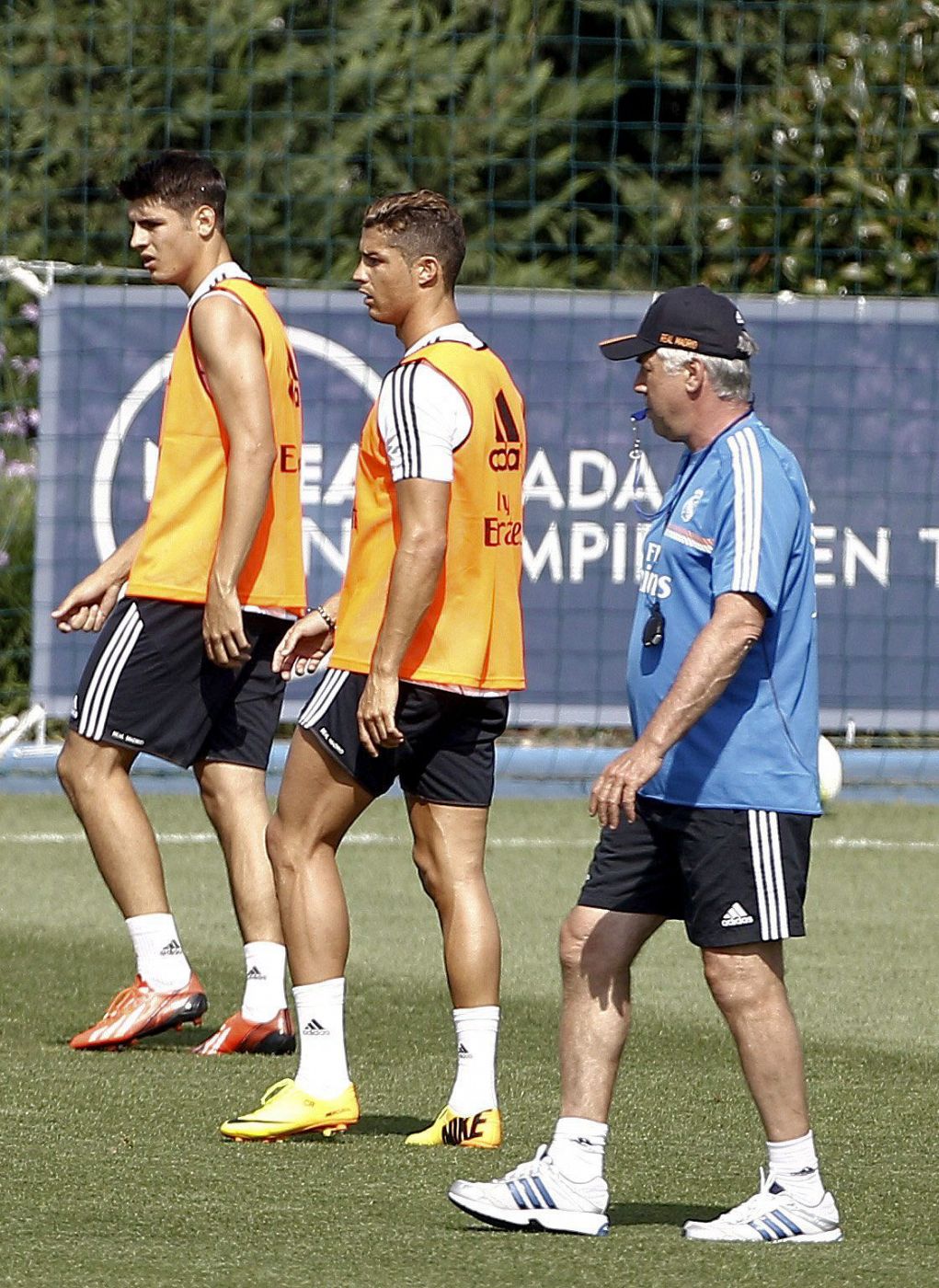 El técnico del Real Madrid, Carlo Ancelotti (d), y los jugadores Morata (i) y Cristiano Ronaldo.