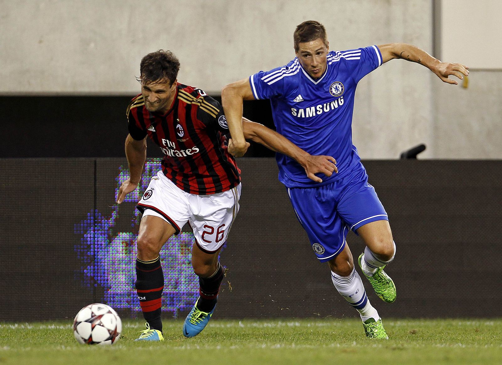 El delantero del Chelsea Fernando Torres pugna con el jugador del Milan Matias Silvestre.
