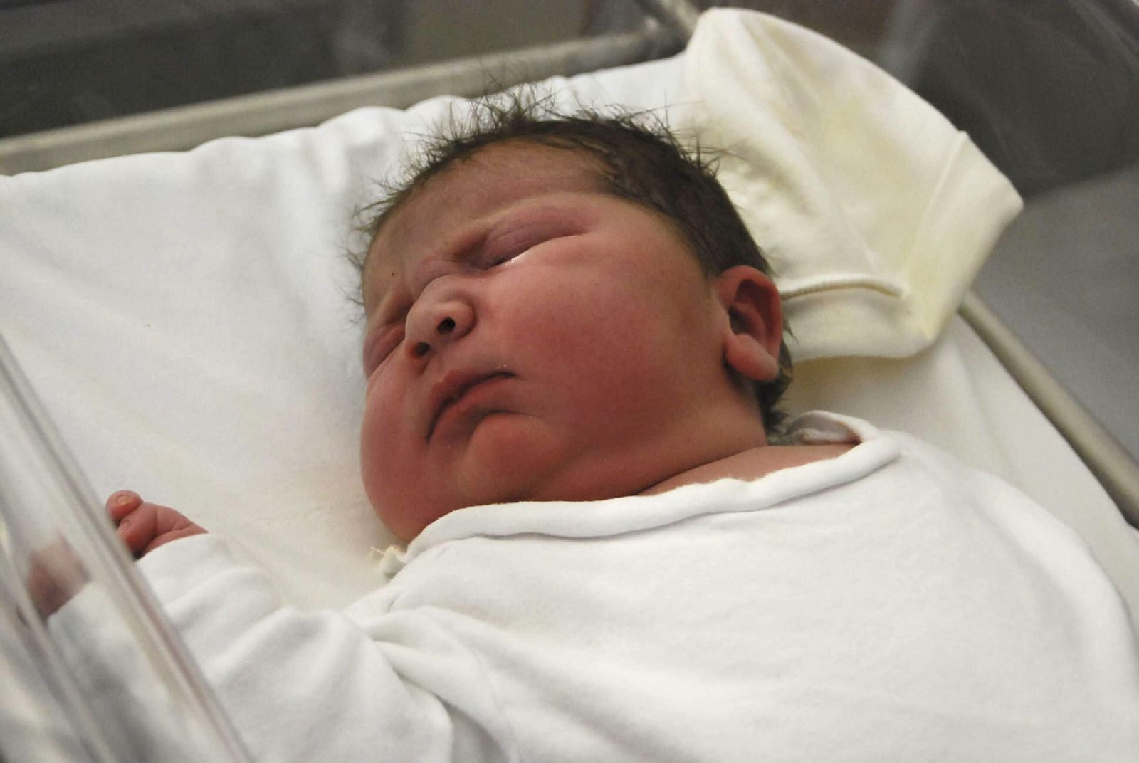 El bebé más grande nacido por parto natural en España en el Hospital Marina Salud de Denia, con 6,20 kg