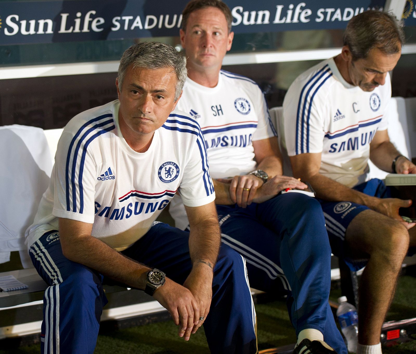 El entrenador del Chelsea, José Mourinho, en el banquillo