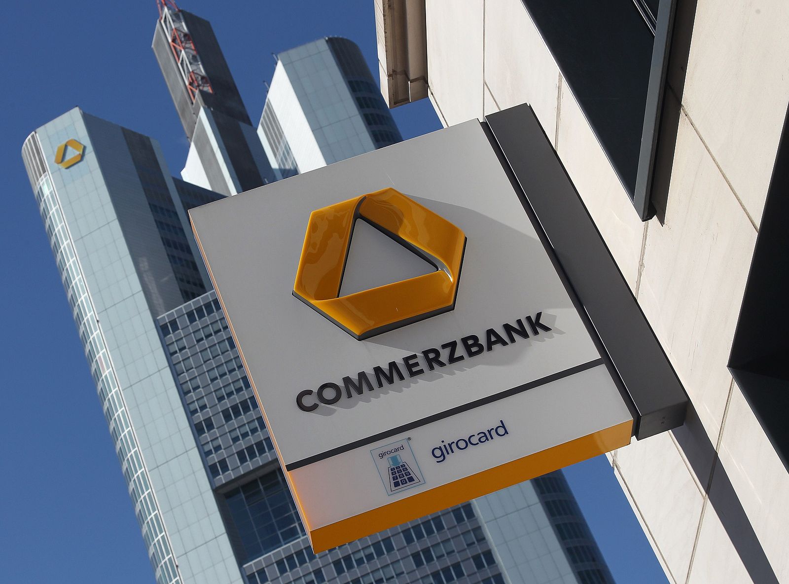 El logo del Commerzbank en una sucursal cerca de las oficinas centrales en Fráncfort