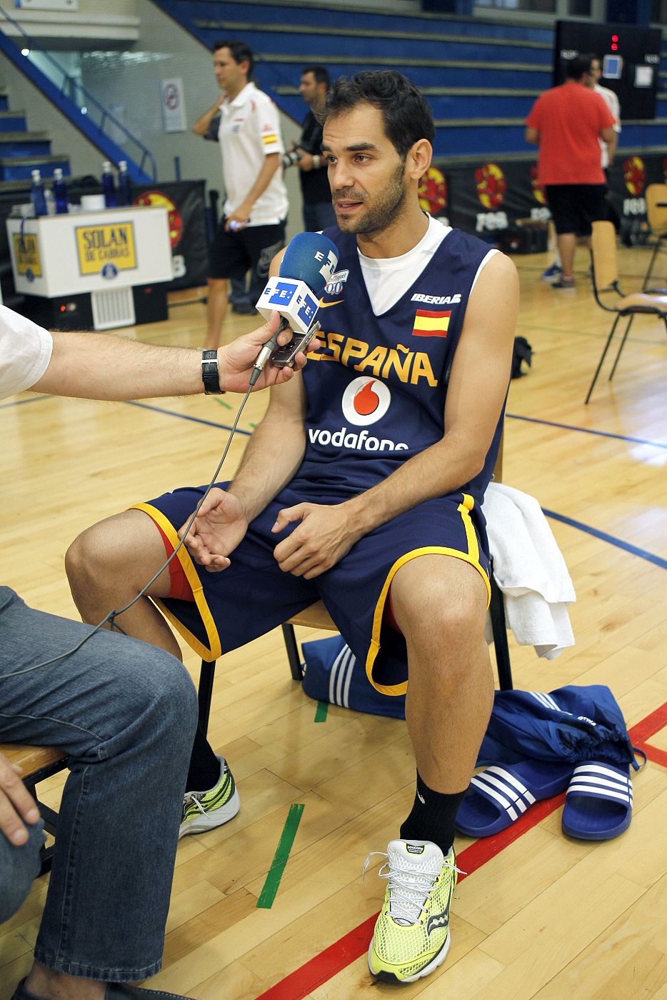 El base del Dallas Mavericks en la NBA, José Manuel Calderón, durante una entrevista con Efe