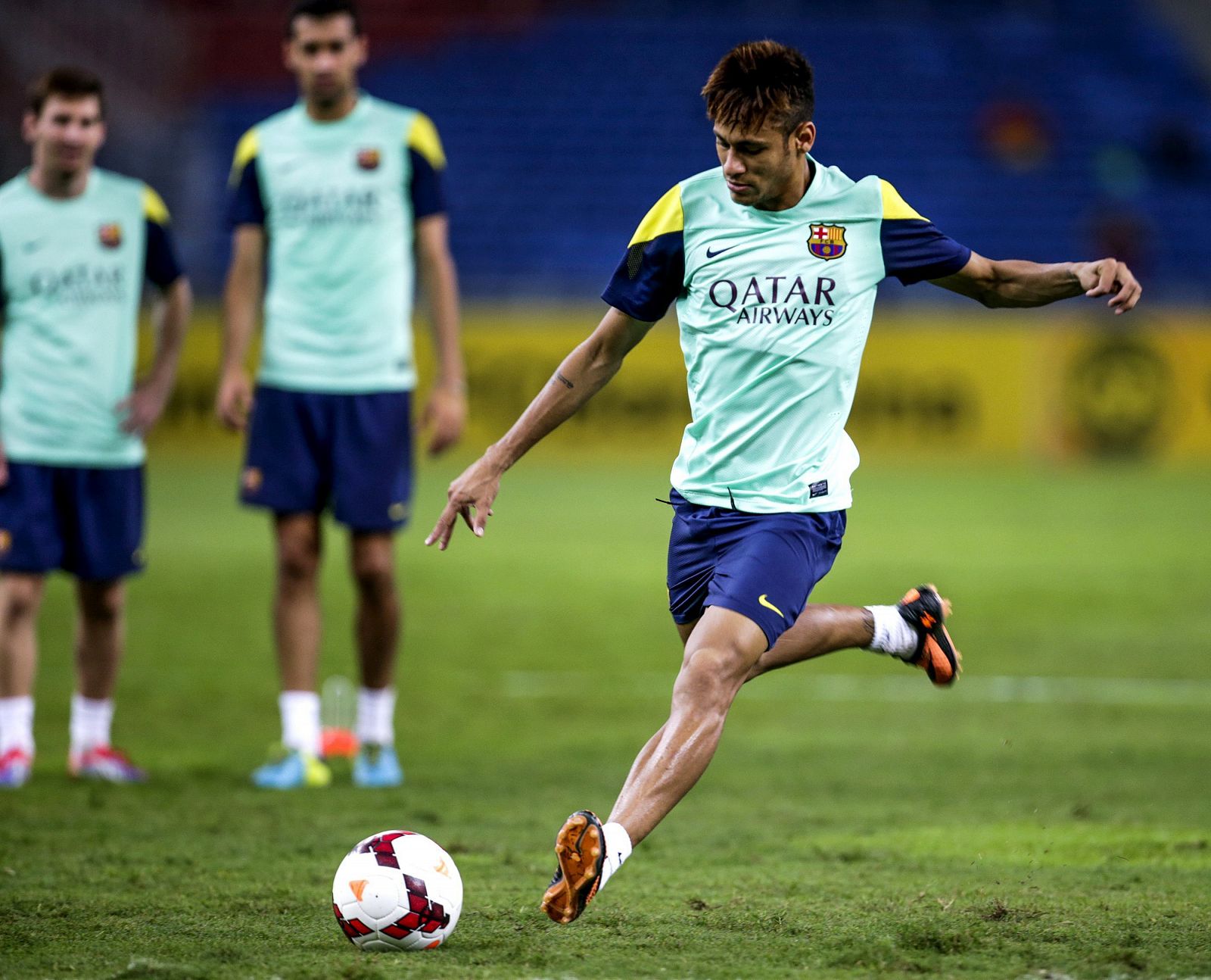 El nuevo delantero brasileño del FC Barcelona Neymar lanza un disparo durante un entrenamiento del equipo en el estadio nacional de Bukit Jalil, cerca de Kuala Lumpur, Malasia.