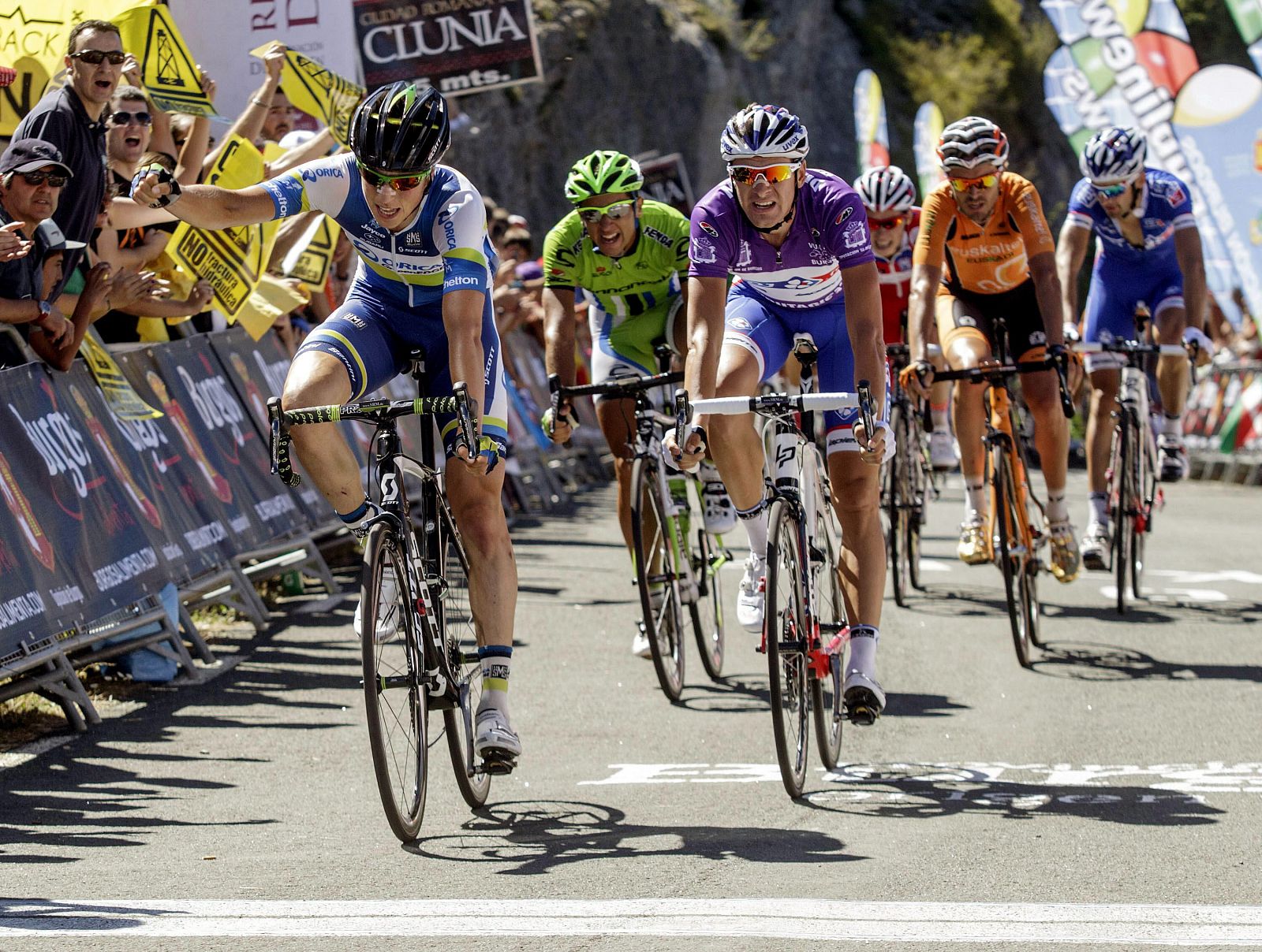 El corredor belga Jens Keukeleire se impone a Roux en la meta de la tercera etapa.