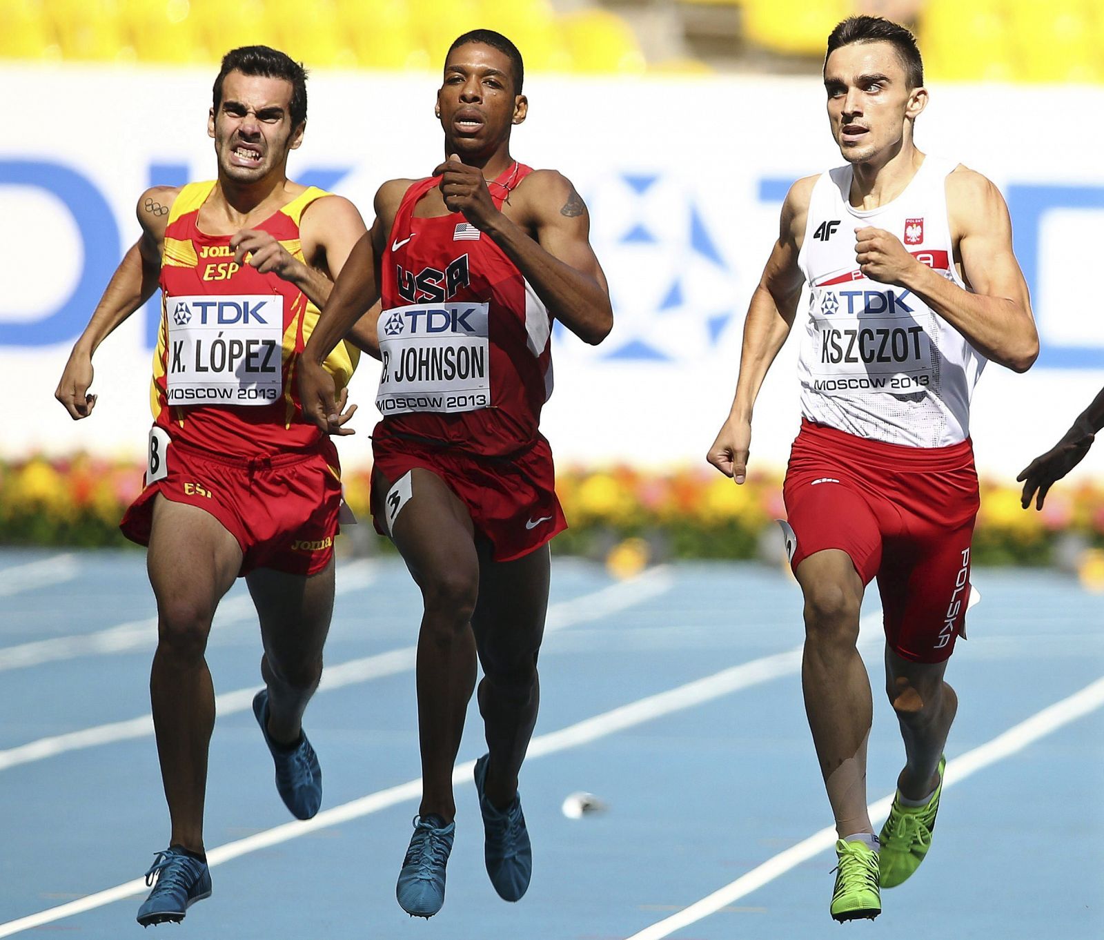 El atleta español Kevin López, el estadounidense Brandon Johnson y el polaco Adam Ksczot compiten en la eliminatoria de los 800m.